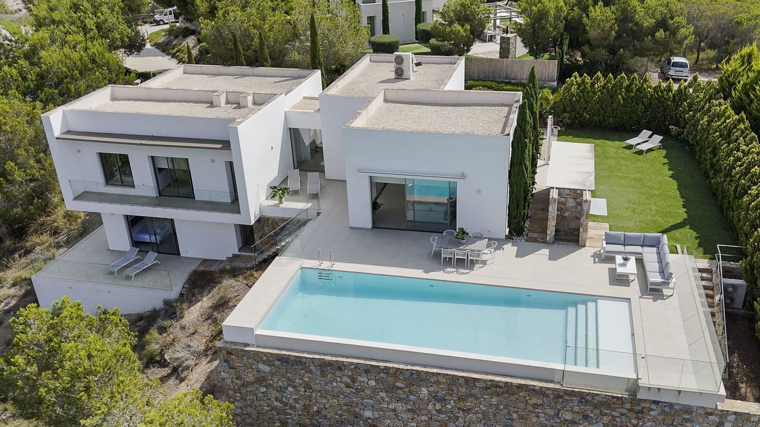 En luksuriøs villa på første linje til Las Colinas golfbane i Orihuela Costa. Denne eiendommen har et fantastisk evighetsbasseng med utsikt over banen, uendelige terrasser, en koselig bakhage, parkering for to biler og en vakker, lys stue med spiseplass og kjøkken. Det er totalt fire soverom og tre bad samt et gjestetoalett fordelt over to etasjer. Hovedetasjen har tre soverom, to bad og gjestetoalett, mens underetasjen har en suite med walk-in-garderobe, eget bad og en privat terrasse med trapper både opp til bassengterrassen og til parkeringen. Villaen preges av en følelse av plass, privatliv og ro. Den ligger på "golføya" i Las Colinas, et eksklusivt villaområde omgitt av golfbanen. Las Colinas er et inngjerdet og bevoktet område med begrenset adgang og 24-timers sikkerhetspatruljer. Området er også kjent for sin naturlige skjønnhet og er perfekt for et sunt liv med sportsfasiliteter, flere restauranter, turstier og selvsagt den prisbelønte golfbanen.