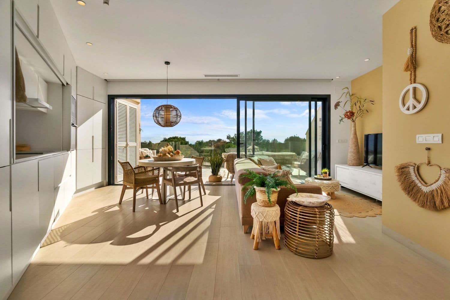 2-roms leilighet i Hinojo i Las Colinas Golf Hvis du drømmer om et luksuriøst hjem på Las Colinas Golf and Country Club i det mest gunstige klimaet i Spania, tilbyr vi deg denne møblerte drømmeleiligheten i Community Hinojo 1 i andre etasje. Når du kommer inn, blir du møtt av en varm og koselig atmosfære. Denne sørvendte leiligheten er kjærlig møblert og innredet i ibizastil. Stuen har tre store vinduer over hele bredden, som alle kan skyves opp slik at terrassen med samme fliser blir en forlengelse av stuen. Fra denne terrassen med koselig loungesett kan du nyte en fantastisk utsikt med mye grønt (skog), hav og Mar Menor med Manga. Kjøkkenet er utstyrt med luksuriøse Bosch-apparater og kan lukkes helt av til en bred hvit vegg. Det er to soverom med store, innbygde garderobeskap og ekstra oppbevaringsplass under sengene. Hovedsoverommet har et luksuriøst bad en suite, det andre soverommet har også sitt eget separate bad. Leiligheten inkluderer underjordisk parkering og privat bod. Viktigste fordeler med denne leiligheten er: Fullt møblert Sørvendt terrasse Meget godt og rent vedlikeholdt Som ny; ingen skader eller feil Fantastisk utsikt Fullt sørvendt Terrassen er innkapslet med glassvegger slik at du også har full utsikt mens du sitter Aircondition i alle rom Filtrert drikkevann Vaskemaskin/tørketrommel tilgjengelig i skapet utendørs Las Colinas Golf & Country Club En verden for seg! Las Colinas Golf & Country Club er et av de mest prestisjefylte feriestedene på Costa Blanca! Det er et eksklusivt og unikt golfresort på 330 hektar med mange sportsfasiliteter, inkludert golf, padel, fotturer, fitness, yoga og mye mer. Det er en verden for seg, hvor du kan nyte en sunn middelhavsstil. Med et eksepsjonelt klima og førsteklasses tjenester, har feriestedet blitt anerkjent som "Spanias og Europas ledende villaresort" av World Travel Awards de siste årene. Innhyllet blant åsene i Dehesa de Campoamor – på Middelhavskysten sør for Alicante – er Las Colinas Golf & Country Club et unikt naturområde som er blitt nøye bevart, og hvor eksklusive boliger er integrert i omgivelsene der du kan slappe av og nyte landskapet. Dette feriestedet, med noen utmerkede restauranter og Wow Beach by Las Colinas, har et internasjonalt rykte og er godt kjent og ettertraktet av kjendiser. Finn ditt drømmehjem i dag ved å ta en titt på de vakreste og mest eksklusive hjemmene vi har å tilby!