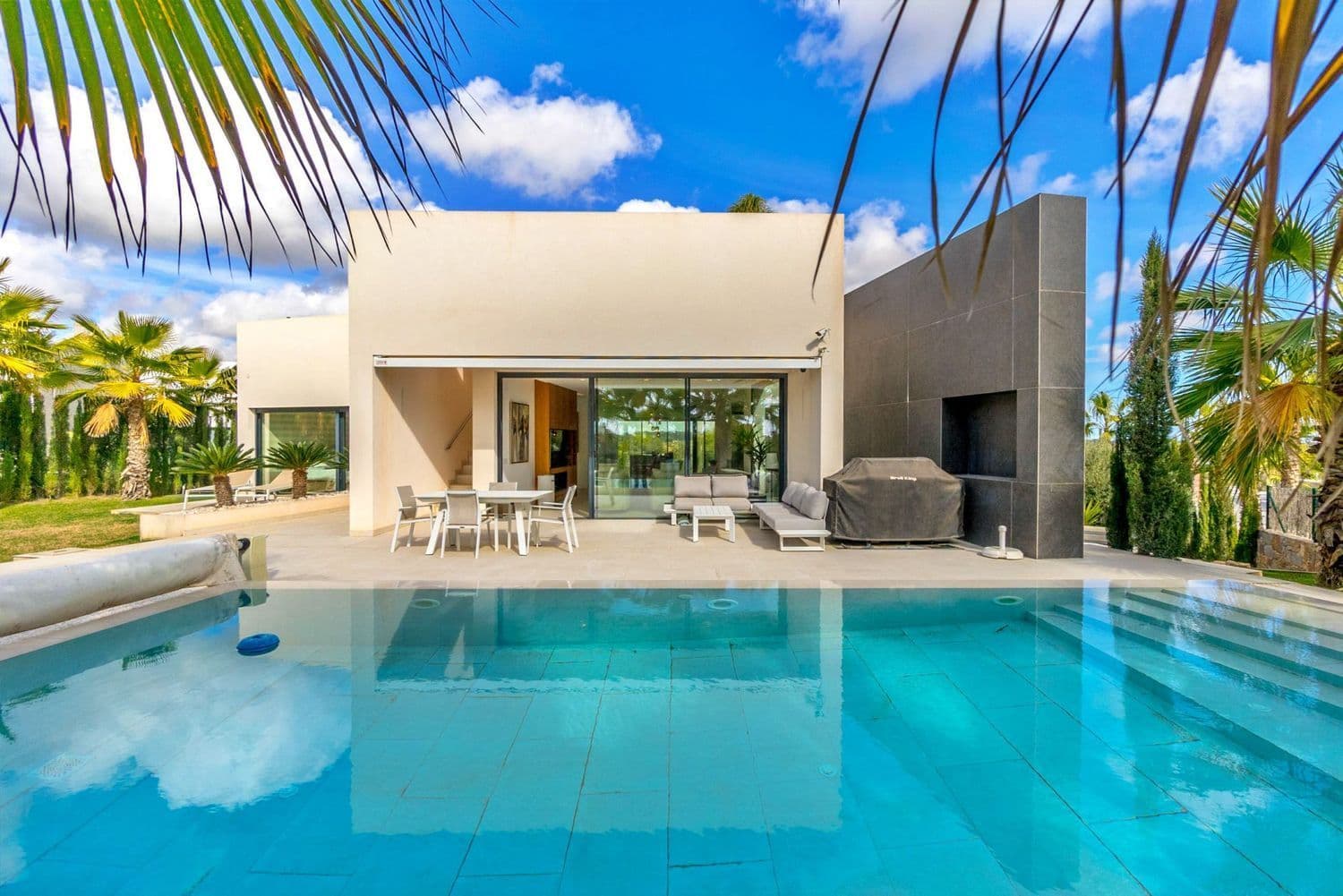 3-roms villa i Madroño – Las Colinas Golf & Country Club Opplev luksus, privatliv og fantastisk utsikt over golfbanen i denne fantastiske sørvestvendte frittliggende villaen på en 951 m² stor tomt i det prestisjefylte Las Colinas Golf & Country Club. Designet for sømløs innendørs- og utendørsliv, tilbyr dette hjemmet moderne eleganse og førsteklasses fasiliteter. Hovedplan: Med et åpent kjøkken med eksklusive hvitevarer, rikelig med oppbevaringsplass og et romslig arbeidsområde. Den lyse og luftige stuen strekker seg sømløst ut til den vakre hagen og det private oppvarmede bassenget, og skaper den perfekte rammen for avslapning og underholdning. Villaen har tre soverom, alle med direkte tilgang til hagen, inkludert en master suite med eget bad. Gulvvarme på badene sikrer komfort hele året. Takterrasse: En 60 m² privat oase med pergola, loungeområde og panoramautsikt over den prisbelønte golfbanen og den omkringliggende skogen – ideelt for kvelder med solnedgang og utendørs sammenkomster. Nedre plan: En enorm 96 m² kjeller/garasje, perfekt for sikker parkering, et treningsstudio hjemme eller ekstra lagringsplass. Denne villaen er utstyrt med et smart hjem-system, som gir enkel kontroll over belysning, temperatur og sikkerhet. Designet for både luksus og funksjonalitet, er det det ultimate tilfluktsstedet for de som søker en sofistikert livsstil i et eksklusivt samfunn. Las Colinas Golf & Country Club En verden for seg! Las Colinas Golf & Country Club er et av de mest prestisjefylte feriestedene på Costa Blanca! Det er et eksklusivt og unikt golfresort på 330 hektar med mange sportsfasiliteter, inkludert golf, padel, fotturer, fitness, yoga og mye mer. Det er en verden for seg, der du kan nyte en sunn middelhavsstil. Med et eksepsjonelt klima og førsteklasses tjenester, har feriestedet blitt anerkjent som Spanias og Europas ledende villaresort av World Travel Awards de siste årene. Nestlet blant åsene i Dehesa de Campoamor – på Middelhavskysten sør for Alicante – er Las Colinas Golf & Country Club et unikt naturområde som er blitt nøye bevart, og der eksklusive boliger er integrert i omgivelsene der du kan slappe av og nyte landskapet. Dette feriestedet, med noen utmerkede restauranter og Wow Beach by Las Colinas, har et internasjonalt rykte og er kjent og ettertraktet av kjendiser. Finn drømmehjemmet ditt i dag ved å ta en titt på de vakreste og mest eksklusive hjemmene vi har å tilby!