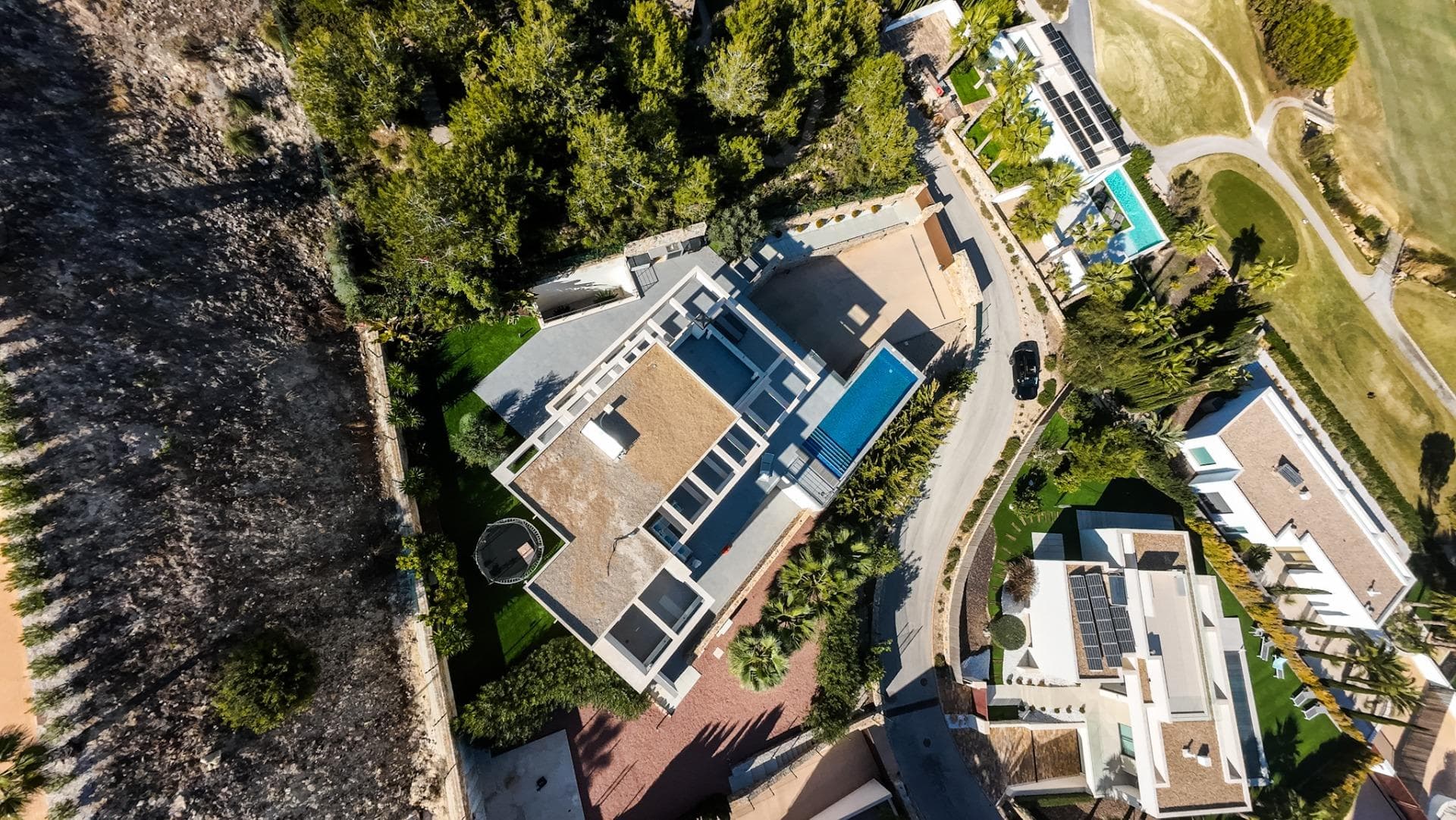 Исключительная вилла с 6 спальнями, расположенная в престижном районе Madroño в Las Colinas Golf & Country Club. На частном участке с великолепным видом на поле для гольфа вилла сочетает современную архитектуру, высококачественные материалы и идеальную концепцию жизни в стиле indoor–outdoor. Вилла включает шесть просторных спален, четыре ванные комнаты и гостевой туалет. Открытая планировка гостиной соединяется с современной кухней и большой террасой с бесконечным бассейном и видами на природный ландшафт. На цокольном этаже — домашний кинотеатр, тренажёрный зал и многофункциональное помещение, где можно создать дополнительную спальню, офис или студию. Жители наслаждаются круглосуточной охраной, полной приватностью, ресторанами высокой кухни, спортивными объектами, природными маршрутами и одним из лучших полей для гольфа в Европе.