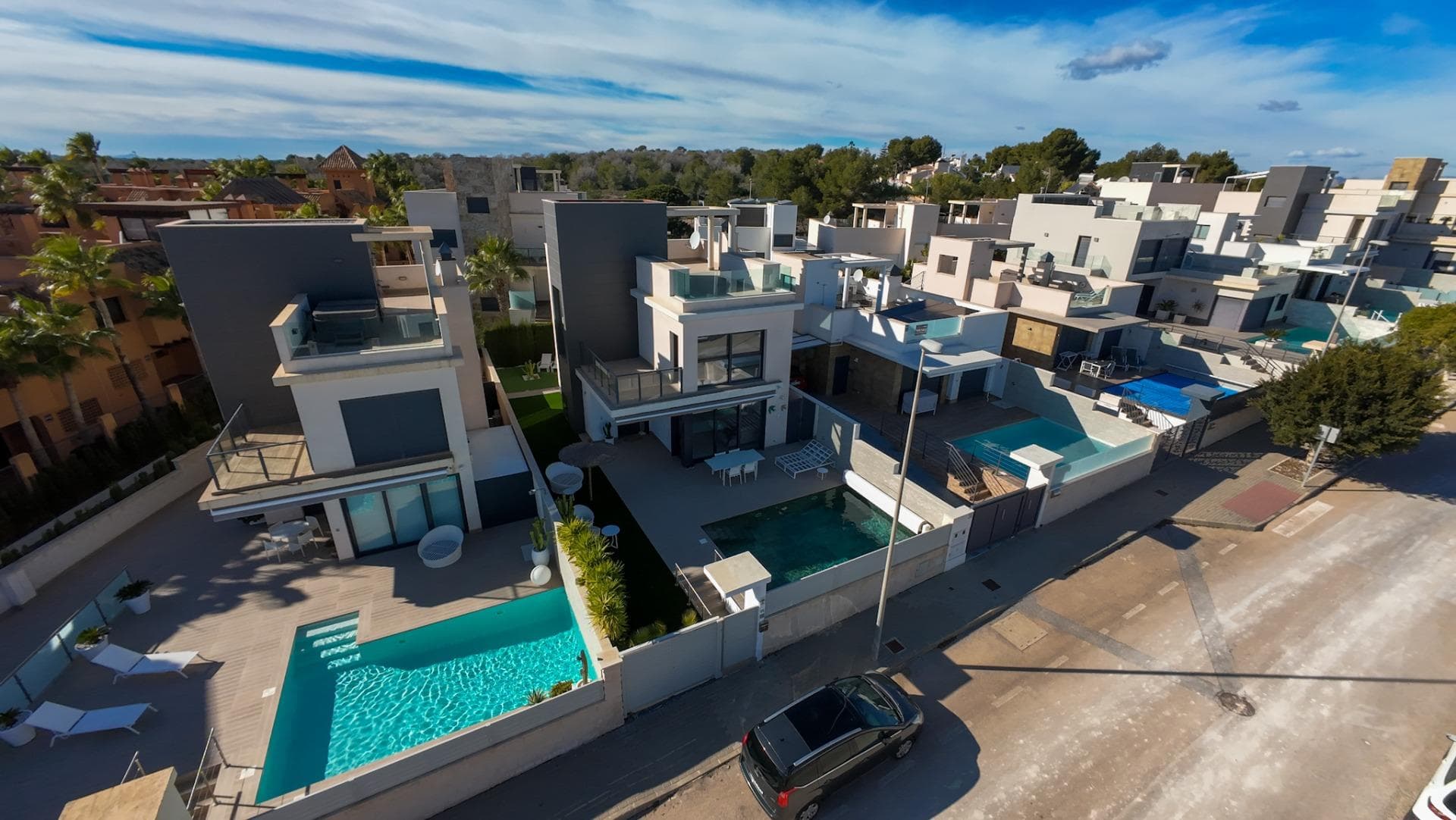 4-Bedroom Villa with Private Pool Near Las Colinas Golf – San Miguel de Salinas This 4-bedroom, 3-bathroom villa for sale in San Miguel de Salinas is ideally located just 3 minutes from Las Colinas Golf & Country Club, one of the most prestigious golf resorts on the Costa Blanca. The property offers a private swimming pool, front and rear gardens with excellent sun orientation, and a private solarium, allowing you to enjoy outdoor living throughout the day. These features make the villa ideal for buyers looking for a villa with pool near Las Colinas, a sunny family home, or a permanent residence on the Costa Blanca. Inside, the villa provides a comfortable and functional layout with four bedrooms and three bathrooms, including underfloor heating in the bathrooms for year-round comfort. The distribution is well suited for full-time living, while also appealing as a holiday home or investment property in a high-demand location. Situated close to golf, nature, international schools, beaches, and all local amenities, this property represents an excellent opportunity for those searching for a modern villa for sale near Las Colinas Golf or a family villa in San Miguel de Salinas.