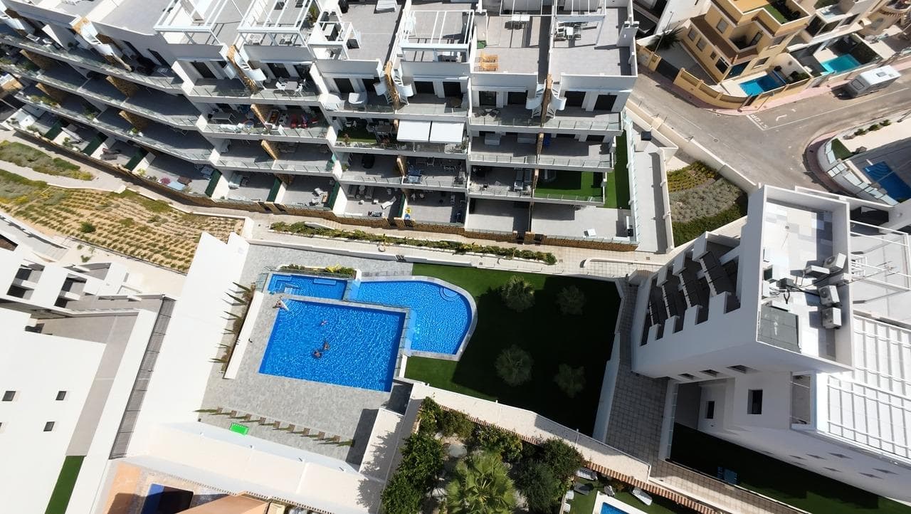 Penthouse med Havutsikt og Privat Jacuzzi i Orihuela Costa Moderne penthouse med havutsikt til salgs i Orihuela Costa, beliggende i det eksklusive boligkomplekset VillaCosta III. Nybygg ferdigstilt i januar 2024 med 160 m² totalt inkludert privat solarium, panoramautsikt og høy grad av privatliv. Privat takterrasse med jacuzzi og havutsikt, perfekt for avslapning og sosialt samvær. Boligen har 2 soverom, 2 bad, fullt utstyrt kjøkken med Siemens-hvitevarer og lys stue-/spisestue. Mulighet for fullt møblert kjøp. Inkluderer garasjeplass, bod, heis og inngjerdet område. Ca. 10 minutter til stranden, nær golfbaner, butikker og restauranter. Ideell som feriebolig, helårsbolig eller investering.