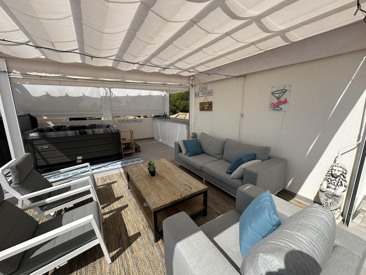 Пентхаус с Видом на Море и Частным Джакузи в Ориуэла Коста Современный пентхаус с видом на море на продажу в Ориуэла Коста, расположен в престижном жилом комплексе VillaCosta III. Новостройка, сдана в январе 2024 года, 160 м² общей площади включая частный солярий, панорамные виды и высокая приватность. Частный солярий с джакузи и видом на море — идеальное место для отдыха. В квартире 2 спальни, 2 ванные комнаты, полностью оборудованная кухня с техникой Siemens, светлая гостиная. Возможна покупка с мебелью. Включает подземный паркинг, кладовую, лифт и закрытую территорию. Около 10 минут до пляжа, рядом гольф-поля, магазины и рестораны. Отлично подходит для проживания, отдыха или инвестиций.