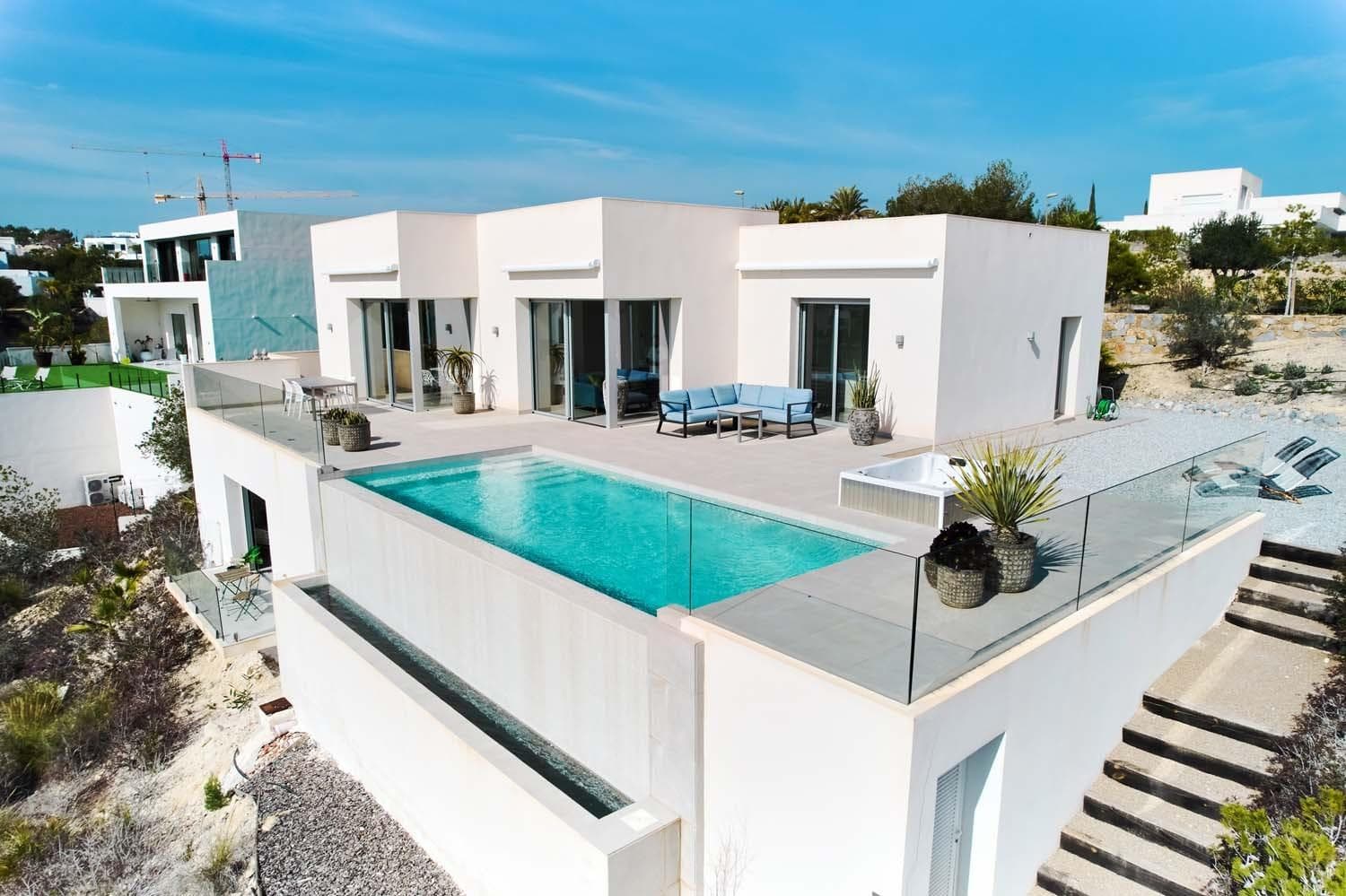 Эксклюзивная современная вилла, расположенная в престижном Las Colinas Golf & Country Club — одном из самых элитных курортов Европы. Дом находится на просторном участке 1 707 м² и предлагает полную приватность, южную ориентацию и захватывающие панорамные виды на гольф-поле и море. Вилла включает 3 просторные спальни, 2 роскошные ванные комнаты, светлую открытую жилую зону и полностью оборудованную дизайнерскую кухню. Большие раздвижные двери обеспечивают плавный переход между интерьером и экстерьером. Просторная терраса с инфинити-бассейном и джакузи идеально подходит для отдыха в любое время года. Большой цокольный этаж с собственной ванной комнатой и террасой предоставляет отличные возможности для создания дополнительных спален или отдельного гостевого апартамента. Высококачественная отделка включает зональную систему кондиционирования, подогрев полов в ванных комнатах, электрические солнцезащитные системы и окна премиум-класса. Владельцы пользуются круглосуточной охраной, эксклюзивными спортивными и wellness-услугами, а также доступом к частному пляжному клубу. Удобное расположение рядом с пляжами, ресторанами и международными аэропортами. Уникальная возможность для тех, кто ищет роскошное проживание, инвестиционную привлекательность и исключительный образ жизни на побережье Коста-Бланка.