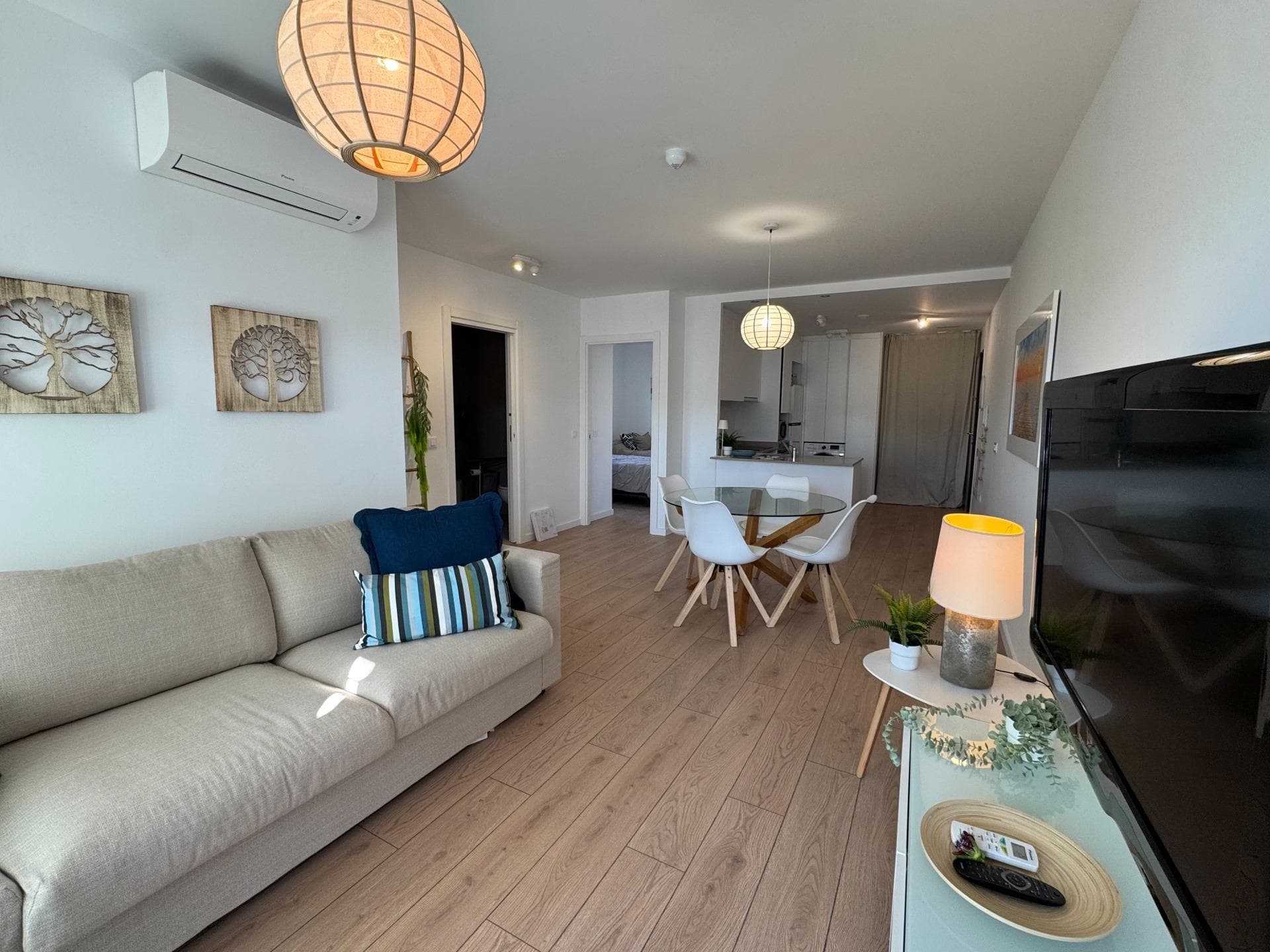 Элегантные апартаменты на первом этаже в Мил Пальмерас Откройте для себя изысканную жизнь у моря в этих прекрасных угловых апартаментах площадью 65 м² на первом этаже, где сочетаются комфорт, стиль и доступность. Квартира полностью адаптирована для людей с ограниченной подвижностью. В апартаментах есть две уютные спальни, современная ванная комната и светлая жилая зона. Благодаря восточно-южной ориентации помещение наполнено естественным светом в течение всего дня. Особое преимущество — частный сад, идеальное место для отдыха на свежем воздухе. Апартаменты расположены в ухоженном и престижном жилом комплексе с общим бассейном, солярием и тренажёрным залом. Пляжи Мил Пальмерас находятся всего в 5 минутах езды. Квартира в отличном состоянии, готова к заселению, оснащена кондиционером и встроенными шкафами. В стоимость входят частное парковочное место и кладовая.