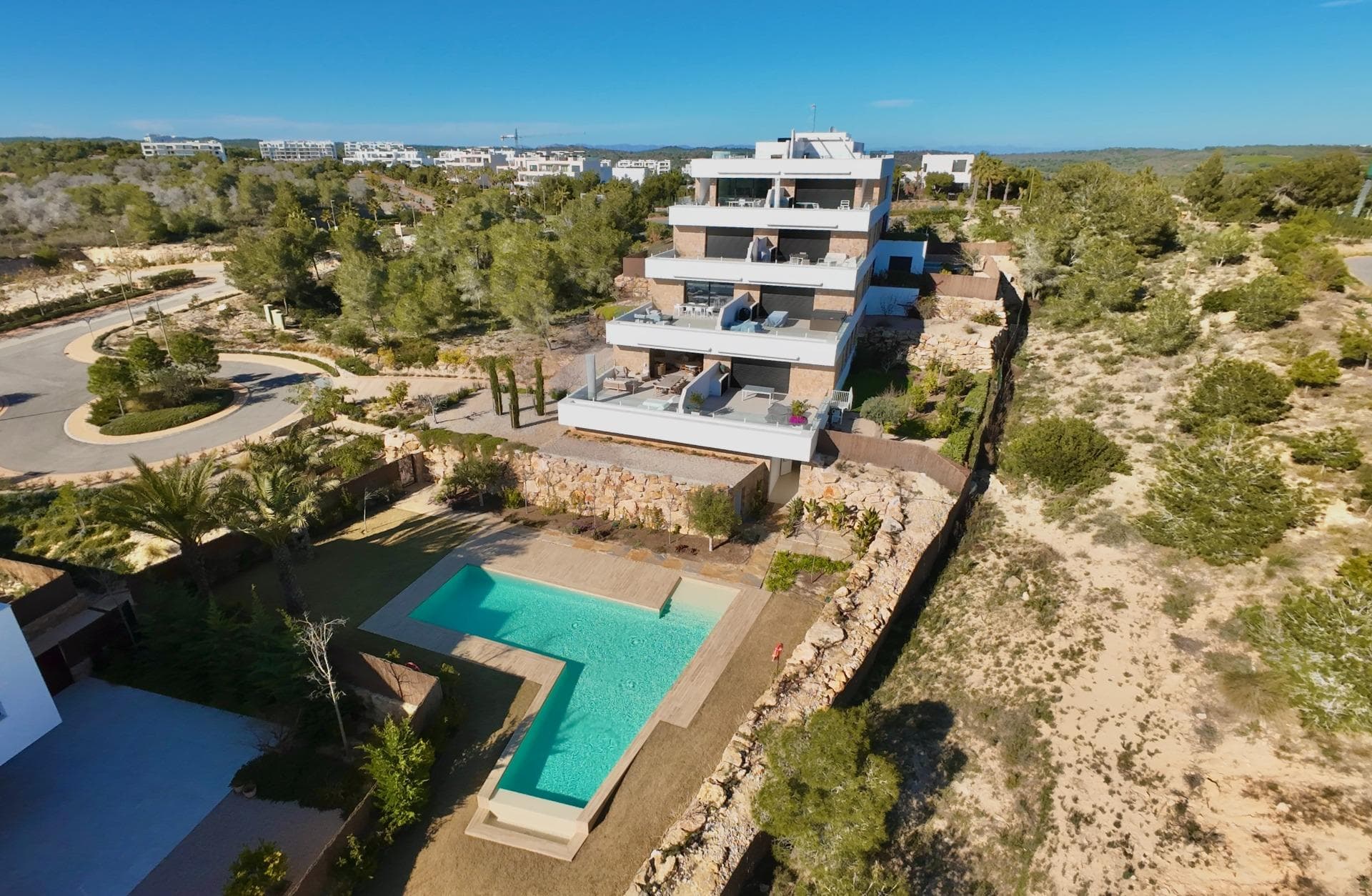 Modern Apartment in Las Colinas – Design & Location Experience contemporary living in this beautifully designed apartment in Las Colinas Golf & Country Club. This modern home features three bedrooms and two bathrooms, with open-plan layouts and large windows that seamlessly connect indoor and outdoor spaces. The apartment comes fully equipped with top-quality kitchen appliances, electric shutters, underfloor heating in the bathrooms, and high-speed Wi-Fi, ensuring comfort and convenience throughout. Residents enjoy access to a large communal swimming pool, beautifully landscaped gardens, secure underground parking, and a storage room. The property is ideally located near the championship golf course and clubhouse, while restaurants, shops, and local amenities are just a short drive away. Private beach clubs and stunning sandy beaches can be reached within 10–15 minutes by car, offering the perfect balance of relaxation and an active lifestyle. Combining modern design, high-quality finishes, and a premium location, this apartment is an excellent choice for anyone looking to enjoy the best of Las Colinas. ✨ Contact us today to arrange a viewing!