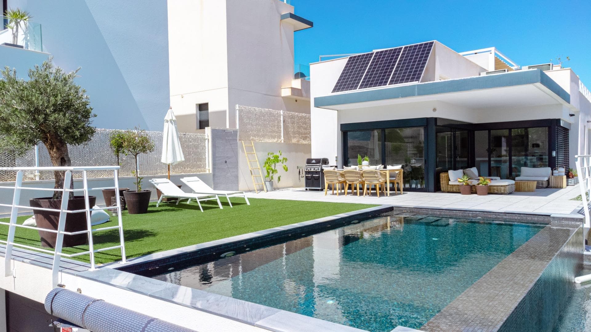 Exclusive Luxury Villa in San Miguel de Salinas Wake up to panoramic views of the sea and mountains, spend your afternoons by a heated magnesium infinity pool, and enjoy warm evenings under the Spanish sky with family and friends. This exceptional villa in San Miguel de Salinas offers not just space and comfort, but a lifestyle defined by light, privacy, and elegance. Set on a 558 m² plot with 295 m² built over three levels, the home features five spacious bedrooms and four bathrooms, plus a guest toilet. The interiors are bright and generous, flowing effortlessly towards private terraces, a solarium, and covered outdoor areas designed for long, relaxed gatherings. Designed as a fully integrated smart home, the villa combines innovation with refined living. Every detail enhances comfort, from underfloor heating and air conditioning to electric blinds, two walk-in closets, and a fully equipped kitchen ready for memorable dinners. A basement, laundry room, and ample storage add practicality without compromising style. Outside, the landscaped garden surrounds a stunning heated magnesium infinity pool, offering a healthier and more natural swimming experience all year round. A private garage for two cars, solar panels for energy efficiency, and breathtaking views over the countryside, sea, mountains, and salt lakes complete this remarkable property. Located near prestigious golf courses and just a short drive from the coast, this villa is perfect for those who want to embrace sunshine, space, and refined Mediterranean living in one of Alicante’s most desirable areas. ✨ Discover it in person — contact us to arrange your exclusive viewing.