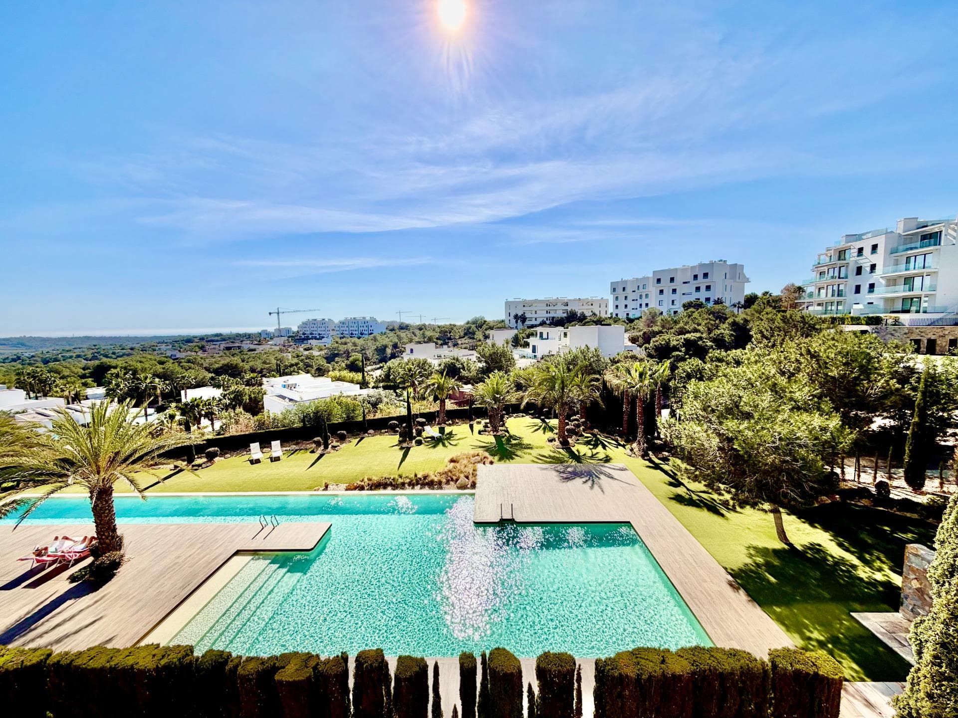 Flott Leilighet på Bakkeplan i Las Colinas Golf – Sørvendt og Privat Velkommen til denne sørvendte leiligheten i Naranjo-området i Las Colinas Golf & Country Club. Bygget i 2020 og i svært god stand (bygget ble malt i 2025). 90 m² med to soverom og to bad med gulvvarme. Lys stue med direkte utgang til en romslig terrasse på 35 m² med utsikt mot felles grøntområder og havet. Privat bakterrasse med hage gir ekstra skjerming. Fullt utstyrt kjøkken, selges møblert. Smarthus-system, aircondition, LED-lys, elektriske skodder og vannfiltersystem. Felles basseng, vakre hageområder, privat parkeringsplass og bod i kjeller med heis. 2 km til golf og fasiliteter, 7 km til stranden, 45 minutter til flyplassen. ✨ En bolig hvor komfort og solrike dager møtes.