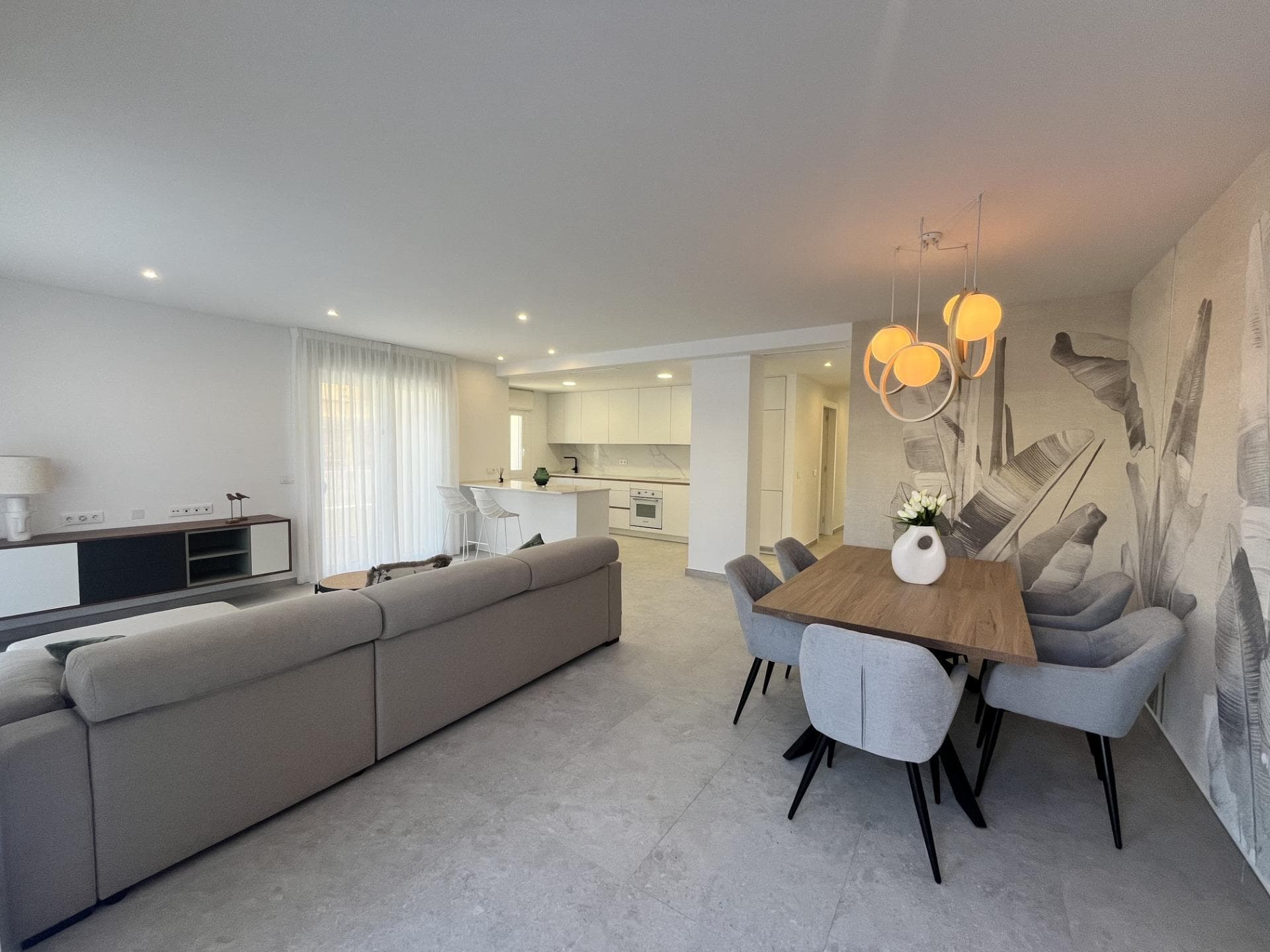 To vakre leiligheter til salgs i Torrevieja – Innflyttingsklare! Oppdag disse moderne leilighetene i første etasje, bygget i 2024, designet for komfort og enkelhet. Hver leilighet har 3 soverom, 2 bad, åpent kjøkken og en romslig terrasse, perfekt for å nyte det mediterranske livet. Fullt møblert og utstyrt med aircondition, innbygde skap, hvitevarer og sikkerhetsdør. Nyt fellesbassenget, grønne områder og en privat garasje til bilen din. Ideelt plassert kun 1 km fra stranden, nær butikker og restauranter, og 13 km fra golfbanen. Flyplassen ligger 33 km unna. Enten du søker et permanent hjem eller en feriebolig, er disse leilighetene klar til innflytting og venter på sin nye eier.