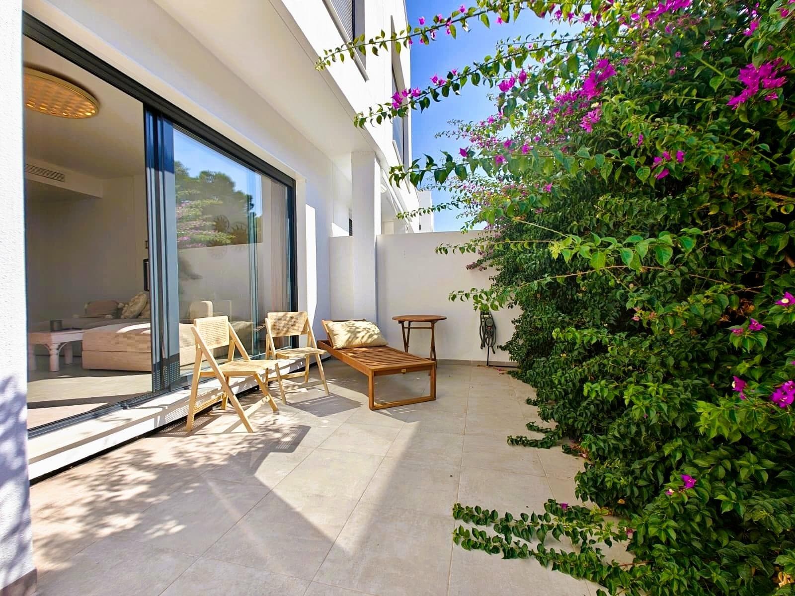 Ground Floor Apartment 900m from the Beach Just 900 metres from the sea in the popular Santiago de la Ribera, this modern ground floor apartment built in 2023 offers comfort, light and an excellent location. With three bedrooms and two bathrooms, the property features a practical and spacious layout. The terraces at the front and back allow you to enjoy sun or shade at any time of the day, while the south orientation brings in plenty of natural light. Air conditioning is individually adjustable in each room and the apartment is sold fully furnished, ready to move in without any extra worries. The residence offers a large communal pool and parking on your own plot. With low community fees of €56 per month, it is also financially attractive. Long-term rental is possible at approximately €1,500 per month and a short-term rental licence can be easily requested. Shops, restaurants and the weekly market are within walking distance, as well as the beaches and promenade of Santiago de la Ribera on the beautiful Mar Menor. An ideal home to enjoy yourself or as a smart investment on the coast.