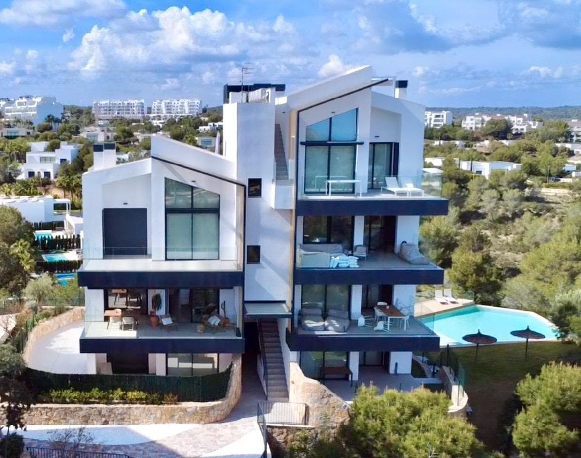 Sunny and modern 2-bedroom apartment in Las Colinas Golf Step into this bright and modern apartment where comfort, style, and light come together beautifully. The open-plan kitchen and living room create a welcoming space for cooking, relaxing, or spending time with family and friends, with plenty of natural light. From the living room, you have direct access to the sunny balcony, perfect for morning coffee, evening drinks, or a quiet moment with a book. The master bedroom features an en-suite bathroom and direct access to the balcony, providing a peaceful retreat at the end of the day. The second bedroom is versatile and can be used as a guest room, office, or extra space for family and friends. Additional features include a private garage, storage room, and access to a well-maintained community pool, ideal for cooling off on warm days or enjoying the Spanish sun. Located in a tranquil setting yet close to restaurants, cafés, supermarkets, and beautiful beaches, this apartment offers the perfect balance of relaxed living and convenience.