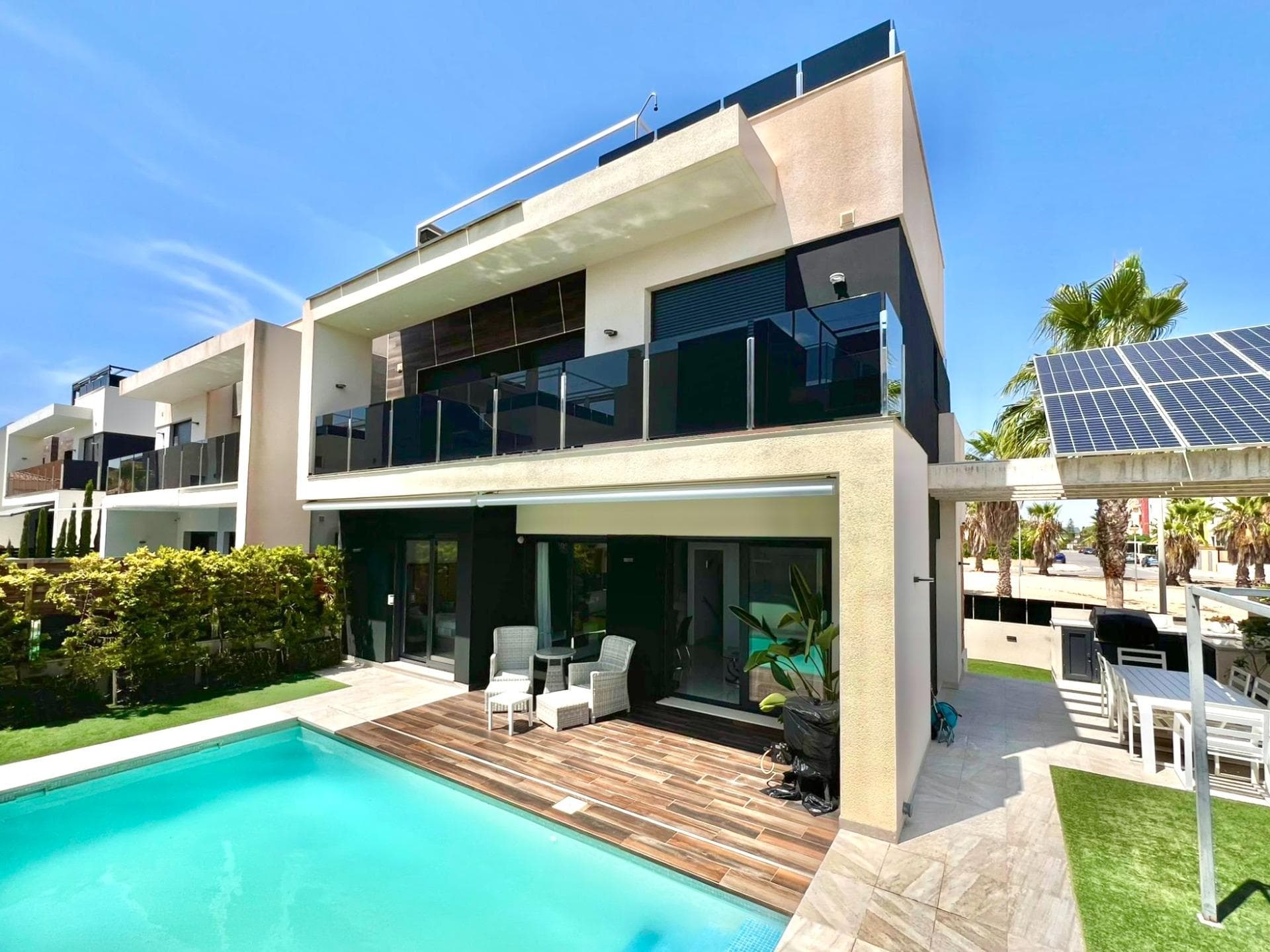 современная отдельно стоящая вилла, построенная в 2021 году, полностью меблирована и готова к заселению. расположена в тихом и солнечном районе недалеко от пляжа и всей необходимой инфраструктуры. эта стильная недвижимость сочетает пространство, свет и комфорт и идеально подходит как для постоянного проживания, так и в качестве второго дома на коста бланке. площадь виллы составляет 285 м², из которых 185 м² жилой площади, распределённых на двух этажах и просторном подвальном уровне. внутри находятся четыре спальни и четыре ванные комнаты, современная открытая планировка и большие панорамные окна, обеспечивающие много естественного света. снаружи есть частный сад с бассейном, несколько террас и прекрасный солярий на крыше с джакузи. благодаря южной ориентации дом получает солнце практически весь день. в доме также есть кондиционер, индивидуальное электрическое отопление, встроенные шкафы, кладовая и частное парковочное место. солнечные панели обеспечивают дополнительную энергоэффективность и снижают расходы на электроэнергию. расположение отличное: пляж находится всего в пяти минутах езды, супермаркеты — в пяти минутах, торговый центр — примерно в десяти минутах. аэропорт аликанте расположен примерно в 45 минутах. современная и комфортная вилла, идеально подходящая для наслаждения средиземноморским стилем жизни.