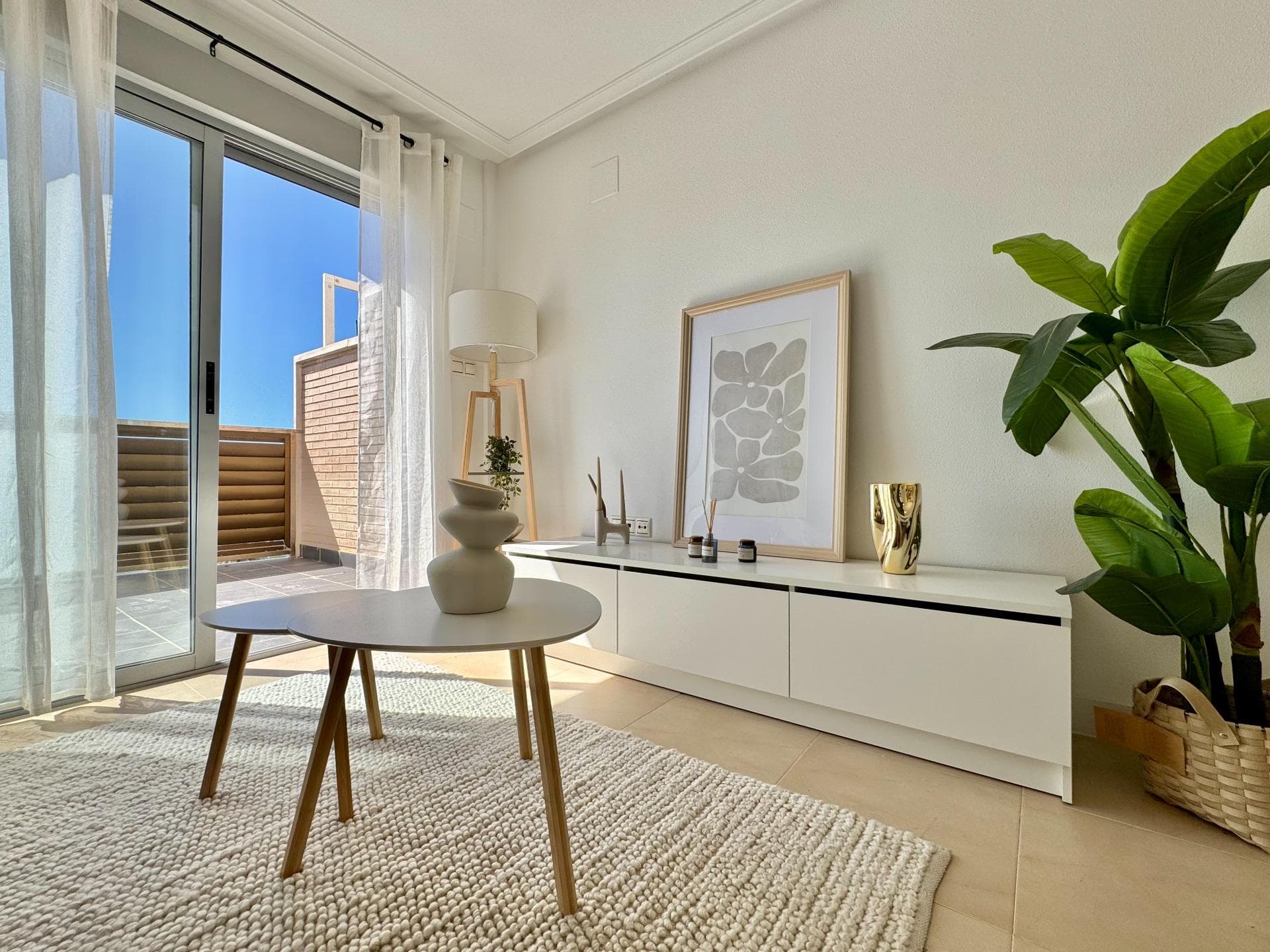 красиво отремонтированный пентхаус на пятом этаже с видом на порт и море. в квартире 3 спальни и 2 ванные комнаты, а также уютная терраса, где можно наслаждаться солнцем и видом. расположение идеальное: в пешей доступности пляж, супермаркеты и вся необходимая инфраструктура, что делает его отличным вариантом как для постоянного проживания, так и для отдыха или инвестиций. помимо моря, всего в 10 минутах ходьбы находится большой открытый бассейн, доступный за небольшую плату. также есть возможность приобрести парковочное место в подземном гараже за 13 000 €. квартира полностью готова к заселению и находится в отличном месте, где всё под рукой.