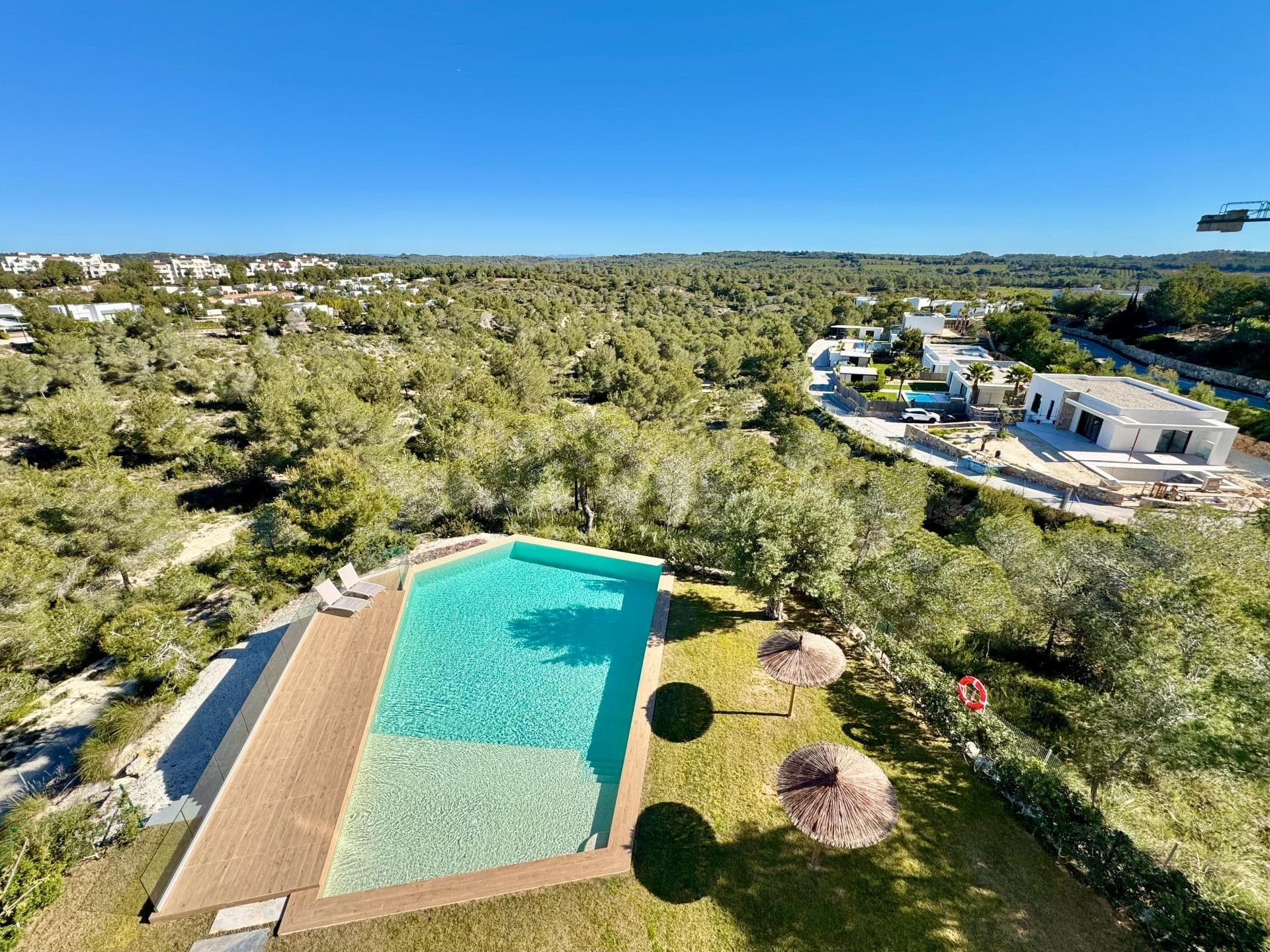 sunny and modern 2-bedroom apartment with pool view in las colinas golf welcome to this bright and well-designed apartment where comfort, light and a relaxed lifestyle come together. the open-plan kitchen and living area form the heart of the home, creating a pleasant space to cook, unwind or spend time with family and friends. large windows allow plenty of natural light to flow in and lead you out to the sunny terrace with a lovely view over the communal pool — the perfect place to enjoy the mediterranean climate throughout the day. the master bedroom features an en-suite bathroom and offers a calm and comfortable atmosphere. the second bedroom is ideal as a guest room, office or additional space, depending on your needs. this property also comes with a private garage and storage room, and residents can enjoy a beautifully maintained communal pool, ideal for cooling off or relaxing in the sun. located in the exclusive surroundings of las colinas golf, you benefit from peace and privacy while still being within easy reach of restaurants, cafés, supermarkets and the beautiful beaches of the costa blanca.