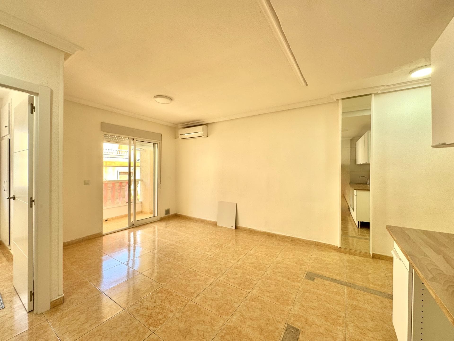 moderne leilighet i hjertet av torrevieja velkommen til denne vakkert renoverte leiligheten, ideelt beliggende i det livlige sentrum av torrevieja. et hjem hvor komfort, design og beliggenhet møtes på perfekt vis. leiligheten har to romslige soverom og et moderne bad. både kjøkkenet og badet er fullstendig renovert med materialer av høy kvalitet, noe som skaper en moderne og elegant atmosfære. takket være både nord- og sørvendt beliggenhet får boligen rikelig med naturlig lys gjennom hele dagen. den åpne stue- og kjøkkenløsningen skaper et perfekt sted for avslapning eller hyggelige sammenkomster. beliggende kun 900 meter fra playa del cura, kan du nyte en kort spasertur til stranden, restauranter, butikker og alle nødvendige fasiliteter. enten du er på jakt etter en fast bolig, en feriebolig eller en smart investering, har denne leiligheten alt. prisen gjelder boligen slik den fremstår på bildene. dersom ønskelig, kan ekstra utstyr som varmtvannsbereder, kjøleskap, koketopp, oppvaskmaskin og møbler installeres. kjøpesummen vil da bli justert tilsvarende. en unik mulighet til å bo eller investere i en førsteklasses beliggenhet på costa blanca.
