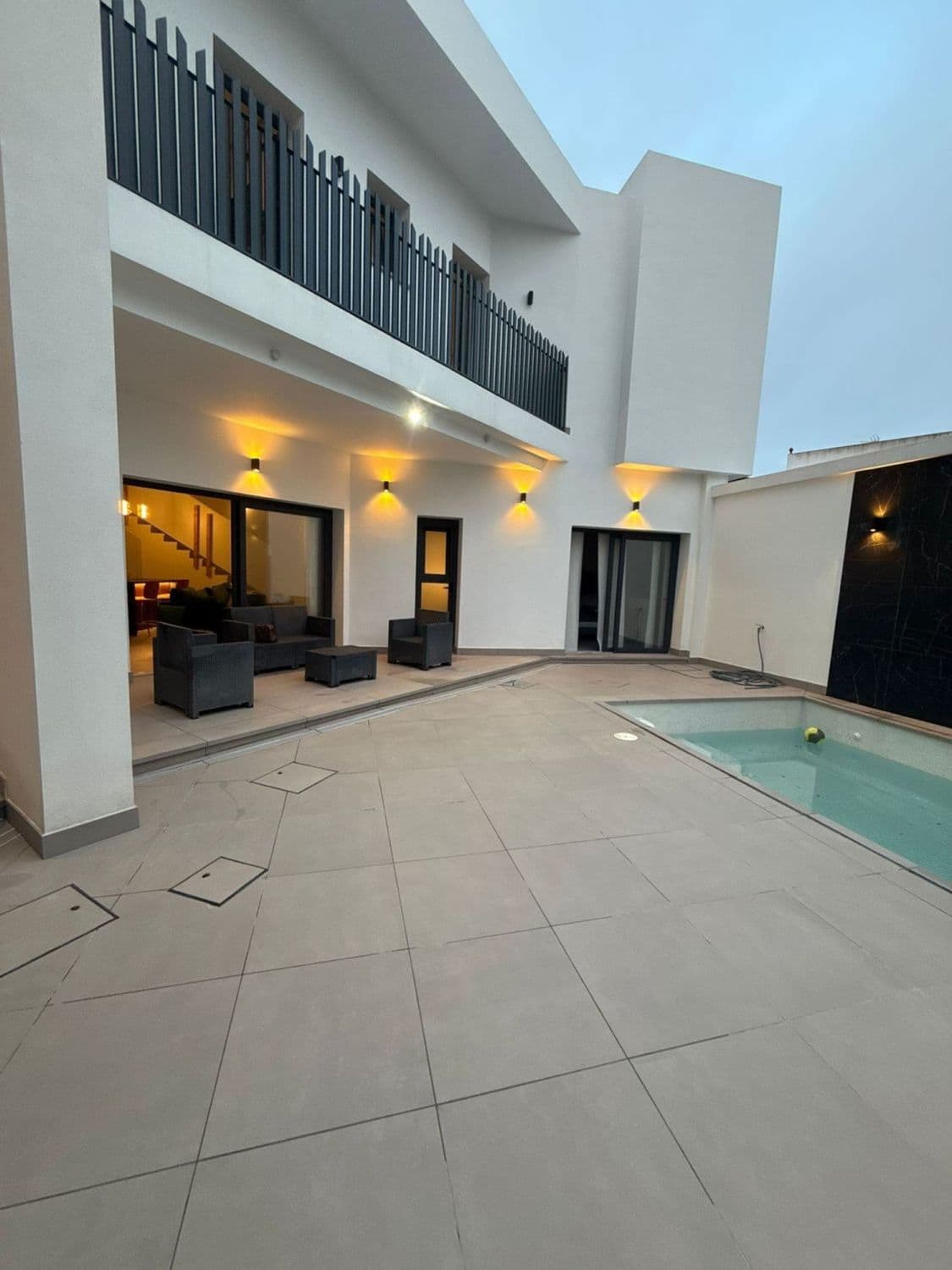 THE LINE / CENTRAL PRICE: €660,000 CONTACT: ✨ EXCLUSIVITY AND DESIGN IN THE HEART OF LA LINEA ✨ We present a unique home, where contemporary architecture, spaciousness, and functionality combine perfectly in one of the most sought-after areas of La Linea de la Concepcion. A house designed for those looking for something different. Open spaces, modern lines, and an intelligent layout that offers absolute comfort. ? Layout: 400 sq. meters built 4 bedrooms, all with walk-in closets (one of them on the ground floor). One of the bedrooms on the ground floor, ideal for guests or an office. 4 bathrooms (3 upstairs + 1 downstairs) Spacious and bright kitchen and living area Separate laundry room Centralized air conditioning. ? Exterior designed for enjoyment: Private pool, perfect for year-round enjoyment Outdoor spaces with privacy Spacious private garage A property that stands out for its exclusive design, its central location, and its level of comfort. Ideal both as a high-level permanent residence and as a premium investment in an area with high demand. ? Strategic Location: a few minutes from shops, schools, services, and main connections.