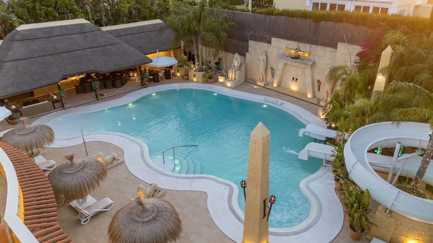 ✨ Вилла Фламинго · Сотогранде ✨ ЭКСКЛЮЗИВ ОТ "ELITE ESPACES" REMEDIOS ARANDA Где классическая архитектура встречается с абсолютной привилегией В самом сердце Сотогранде, одного из самых эксклюзивных адресов Европы, возвышается Вилла Фламинго. Уникальная собственность, впервые выходящая на рынок. Это не просто вилла: это заявление о статусе. С первого мгновения фасад внушает уважение. Массивные классические колонны поддерживают крытое крыльцо, предвещающее величие того, что предстоит открыть. Переступив порог, вас встречает главный большой салон — с необычайно высокими потолками — с двумя величественными изогнутыми лестницами, которые обнимают пространство и ведут на верхний этаж, создавая постановку, достойную самых знаковых резиденций. Планировка, разработанная для тех, кто не приемлет обыденности На верхнем этаже: Две частные спальни с ванными комнатами. Главная спальня с отдельной гостиной, гардеробной, утопленной ванной, отдельным душем и просторной террасой с привилегированным видом. Доступ осуществляется на частном лифте, обеспечивающем комфорт и конфиденциальность. На главном этаже: Большой салон с отдельной столовой, примыкающей к элегантному крытому крыльцу. Полностью оборудованная основная кухня с выходом на открытую террасу для изысканных обедов. Дополнительная промышленная кухня, идеально подходящая для высококлассных мероприятий и приемов. Две дополнительные спальни с ванными комнатами. Частный кабинет. Кинозал на восемь человек. Экстерьер сохраняет архитектурную целостность с гармонично спроектированным бассейном, интегрированным в участок площадью 3000 м². Пространства, предназначенные для эксклюзивных торжеств, частных встреч и незабываемых моментов под небом Сотогранде. Абсолютно исключительный нижний уровень Полуподвальный этаж переосмысливает понятие уникальности. Оформленный в египетской тематике, он переносит в другую эпоху, обладая абсолютно отличительным характером. Включает: Частная копия лондонского театра на 50 мест с собственным баром — идеально подходит в качестве профессионального кинотеатра, конференц-зала или сцены для эксклюзивных мероприятий. Игровая комната площадью 211 м². Полностью оборуд