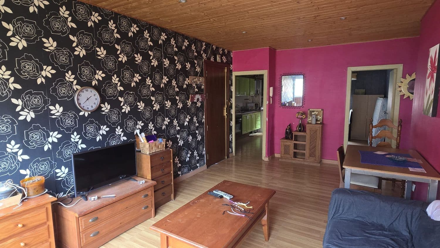 АЛЬХЕСИРАС / ЛОС-ТОРЕРОС ЦЕНА: 75 000 евро (расходы не включены) Контакт: Квартира на продажу в Лос-Торерос Продается уютная квартира на первом этаже с небольшим количеством удобных ступенек, расположенная в районе Лос-Торерос. Функциональное и светлое жилье, идеально подходящее как для первого проживания, так и для инвестиций. Основные характеристики: Паркетные полы 3 спальни, включая просторную главную спальню Просторная и очень светлая гостиная Большая кухня с хорошим пространством для хранения Полностью оборудованная ванная комната с ванной Первый этаж без лифта (удобный доступ) Состояние: Квартира требует некоторого ремонта, хотя в настоящее время в ней можно жить без проблем, что дает возможность постепенно обновлять ее по своему вкусу.