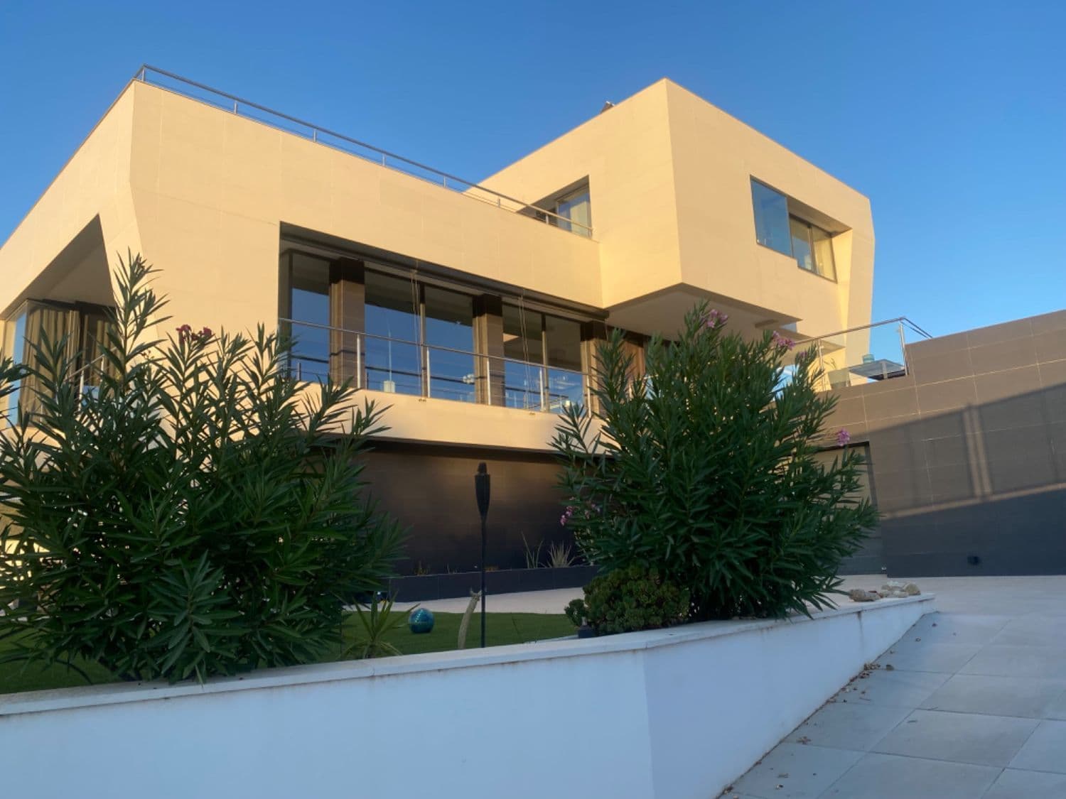 ✨ ЭКСКЛЮЗИВНАЯ ОТДЕЛЬНОСТОЯЩАЯ ВИЛЛА С БАССЕЙНОМ И БОЛЬШИМ УЧАСТКОМ ✨ Комиссия агентства не включена Откройте для себя эту впечатляющую отдельностоящую виллу, спроектированную для максимального комфорта, простора и уединения, расположенную на участке площадью 1150 м². Общая полезная площадь дома составляет 342 м², распределенная следующим образом: 251,60 м² над землей, с просторными и очень светлыми комнатами. 139,93 м² под землей, где находится подвальный гараж, идеально подходящий для нескольких автомобилей и складской зоны. В доме 3 просторные спальни и 3 ванные комнаты, обеспечивающие комфорт и функциональность для всей семьи. Снаружи вилла выделяется своим впечатляющим частным бассейном площадью 50 м², окруженным ухоженными садами, идеально подходящими для отдыха и досуга на свежем воздухе. Кроме того, на крыше есть солярий, идеальное место для отдыха, принятия солнечных ванн или наслаждения открытыми видами. Эксклюзивная вилла, сочетающая в себе пространство, уединение и качество жизни, идеально подходящая как для постоянного проживания, так и для высококлассных инвестиций.