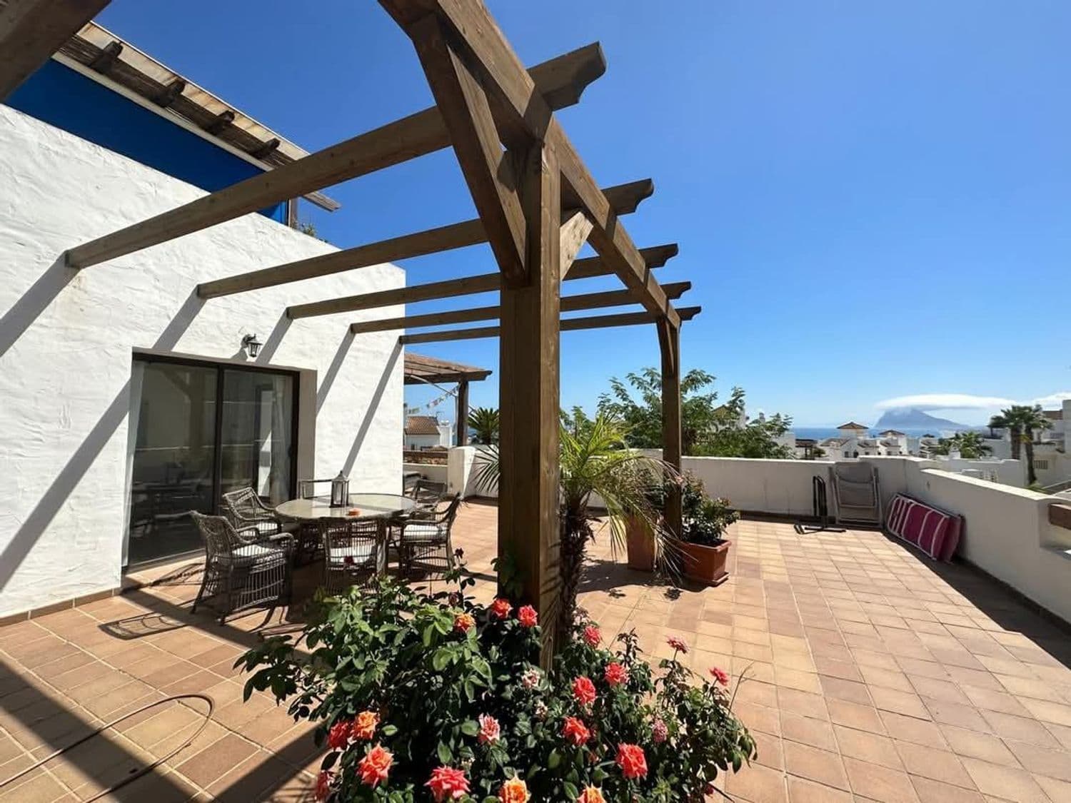 АЛЬКАИДЕСА / САН-РОКЕ ЦЕНА: 440 000 евро (расходы не включены) Контакты: Эксклюзивные апартаменты на продажу в Марина-де-ла-Алькаидеса – вид на море 440 000 евро (расходы не включены) Продаются великолепные апартаменты с 2 спальнями и 2 ванными комнатами в престижном и живописном жилом комплексе Марина-де-ла-Алькаидеса, с захватывающим видом на море и просторными открытыми пространствами. 230 м² застроенной площади | 210 м² полезной площади 2 спальни 2 ванные комнаты Основные характеристики: Меблированная квартира Оборудованная кухня с бытовой техникой Впечатляющая частная терраса площадью 130 м² Открытая зона: Обеденная зона Джакузи с гидромассажем и подсветкой Наружный душ Частный сад Включает 2 подземных парковочных места Кладовая площадью 20 м² Дополнительные детали: Терраса и балкон Встроенные шкафы Южная ориентация Индивидуальное отопление Кондиционер Вторичное жилье / хорошее состояние Год постройки: 2008 Интерьер адаптирован для людей с ограниченными возможностями передвижения Здание и жилой комплекс: 1-й внутренний этаж Здание с лифтом Общий бассейн Зеленые зоны Энергетический сертификат: Потребление: 80 кВтч/м² в год Выбросы: 80 кг CO₂/м² в год Идеальная недвижимость для постоянного проживания, второго дома или инвестиций, в привилегированном месте у моря. Больше информации или для записи на просмотр: Телефон:.