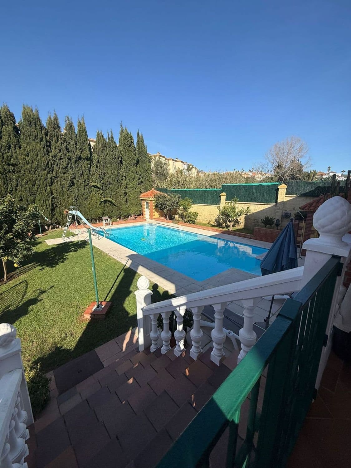 LA LINEA / SANTA MARGARITA PRICE: €575,000 (Expenses Not Included) Contact: ? ️ SANTA MARGARITA – LA LINEA? Price: €575,000 (agency fees not included)? Contact: ? Sale of Exceptional Villa Impressive villa located in a privileged residential area, just 2 km from La Línea and a 3-minute walk from the beach. Main Features Single floor for greater comfort 3 bedrooms and 2 bathrooms 2 spacious living rooms and fully equipped kitchen Exotic garden with independent pool Closed garage and outdoor parking for up to 7 cars Back porch, air conditioning and mountain views Construction with top quality materials and finishes Unbeatable location Gibraltar: 5 min Sotogrande: 15 min Marbella: 30 min Malaga: 1 h ✨ An exclusive lifestyle on the Costa del Sol. Don't miss this opportunity? Call or write to for more information or a visit. VillaForSale Chalet LaLinea CostaDelSol Real Estate ForSale.