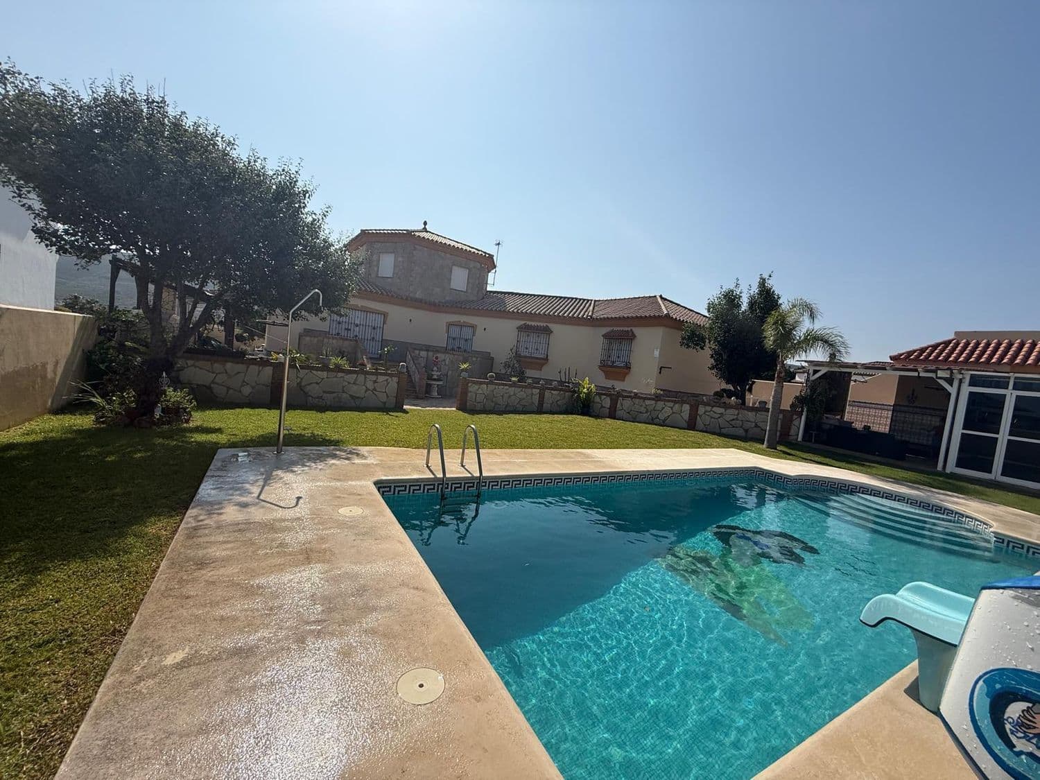 VILLA IN SANTA MARGARITA / LA LINEA PRICE: €875,000 CONTACT: ? Spectacular Villa in Santa Margarita – La Línea de la Concepción Ideal for living, relaxing, and celebrating all year round! Are you looking for a house that has EVERYTHING? This impressive villa in Santa Margarita offers you luxury, space, comfort, and energy efficiency in a quiet and well-connected area. Ready to move in and enjoy from day one! ✨ Featured Features: - Plot of 1,096 m² - 480 m² built distributed in: - 280 m² of main house (ground floor + first floor) - 200 m² basement with capacity for 6-7 cars (currently conditioned as living space) - 4 spacious bedrooms - 2 spacious living rooms - 2 very spacious bathrooms - Fully equipped independent kitchen - Photovoltaic and solar panels for electricity and hot water - Own water well - Traditional wood oven ? Dreamlike outdoor area: Independent summer house Wonderful private top quality pool Covered porch with kitchen-dining room and large pantry Very well maintained barbecue area, ideal for meetings and celebrations Perfect to enjoy in summer, winter or any time of the year, with large indoor and outdoor spaces, privacy and all amenities. ? Location: Santa Margarita – La Línea de la Concepción A quiet area, close to services, with good access and a privileged climate. ? Contact us for more information or a visit without obligation. This villa has everything to be your new home or the perfect vacation home!