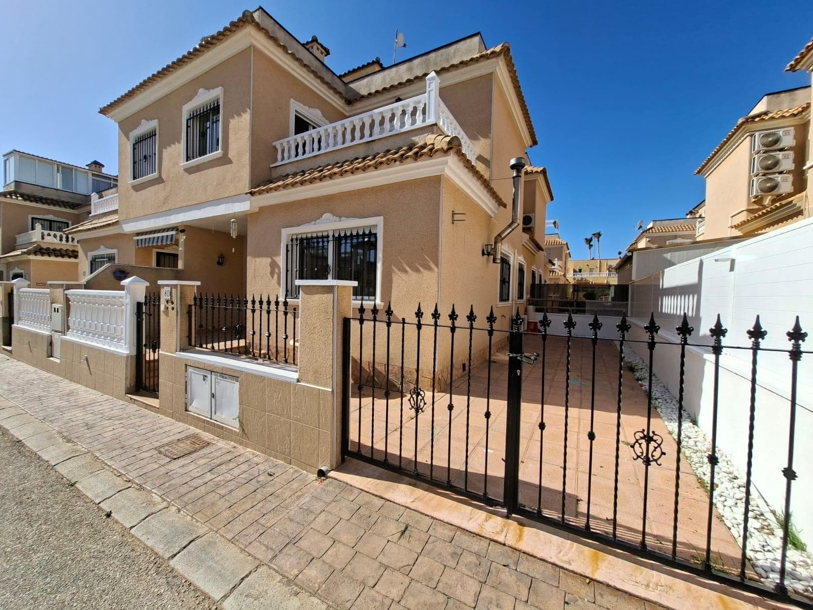 Ubicado en la codiciada zona de La Regia, en pleno corazón de la Costa Blanca Sur, este encantador adosado ofrece la combinación perfecta de comodidad, espacio y practicidad. Con tres amplios dormitorios y dos baños, esta casa es ideal para familias, parejas o cualquiera que busque una propiedad elegante y funcional. La planta baja cuenta con un dormitorio luminoso, junto con un baño con ducha. Para mayor practicidad, el baño incluye un práctico trastero, que ofrece espacio adicional para mantener su hogar ordenado. En la primera planta, encontrará dos dormitorios más, con un baño familiar completo con bañera. Ambos dormitorios de esta planta tienen acceso a un balcón privado que ofrece un lugar encantador para relajarse. Aproveche el amplio solárium de la planta superior, un espacio ideal para tomar el sol, cenar al aire libre o simplemente relajarse mientras disfruta de las impresionantes vistas panorámicas de la zona. La propiedad también incluye un porche delantero y una amplia terraza, que ofrece amplio espacio para disfrutar al aire libre y entretenerse. Tiene aparcamiento dentro de la parcela para mayor comodidad. Además, cuenta con aire acondicionado en toda la vivienda, lo que garantiza comodidad durante todo el año, y la propiedad ha sido recientemente pintada. Vista Azul es una urbanización muy solicitada que ofrece una refrescante piscina, perfecta para relajarse y refrescarse durante los cálidos meses de verano. Su ubicación privilegiada la hace aún más atractiva. Está a un corto paseo de las playas de arena dorada y del vibrante centro comercial Zenia Boulevard, donde encontrará una amplia gama de tiendas, restaurantes, cafeterías y opciones de entretenimiento. ¡Todo lo que necesita está a su alcance! El tranquilo y apacible entorno de La Regia ofrece el equilibrio perfecto entre tranquilidad y accesibilidad. Además de estar a poca distancia de la playa y de Zenia Boulevard, varios prestigiosos campos de golf están a poca distancia en coche, lo que la convierte en un lugar ideal para los amantes del golf. Las conexiones de transporte público también son fáciles de acceder, conectando con pueblos cercanos y atracciones populares a lo largo de la costa. Tanto si busca una residencia permanente como el refugio vacacional perfecto, esta propiedad le ofrece una oportunidad excepcional para disfrutar del estilo de vida mediterráneo. Con su amplia distribución, sus modernas características y su inmejorable ubicación, esta casa en Vista Azul le da la bienvenida a todo lo que la Costa Blanca Sur tiene para ofrecerle.