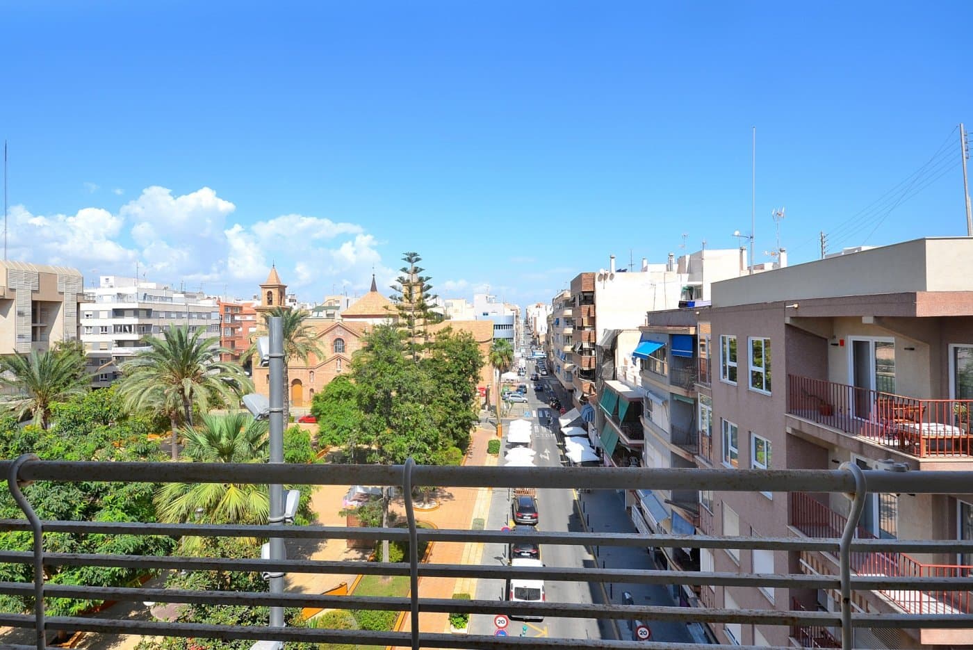 Descubre este impresionante apartamento de 113 m², ideal tanto para familias como para quienes buscan una inversión en una ubicación privilegiada. Distribuido en 4 habitaciones amplias, 2 baños completos, una cocina independiente con galería y un salón luminoso y espacioso con espectaculares vistas a la plaza del Ayuntamiento y la Iglesia principal de Torrevieja, este hogar ofrece comodidad, funcionalidad y un entorno único. Equipado con aire acondicionado y calefacción central, garantiza confort durante todo el año. Situado en pleno centro de Torrevieja, a un paso de todos los servicios y del Real Club Náutico, podrás disfrutar de maravillosos paseos junto al mar y de la cercanía de la playa de la Acequión, a tan solo 10 minutos a pie. En un edificio totalmente accesible para personas con movilidad reducida, este apartamento combina amplitud, elegancia y una ubicación inmejorable. Incluye la opción de comprar garaje situado en el parking de la plaza del teatro por la cantidad de 9000 Euros.  ¡No dejes pasar esta oportunidad única de vivir en una de las zonas más deseadas de Torrevieja! El hogar que siempre soñaste te está esperando.