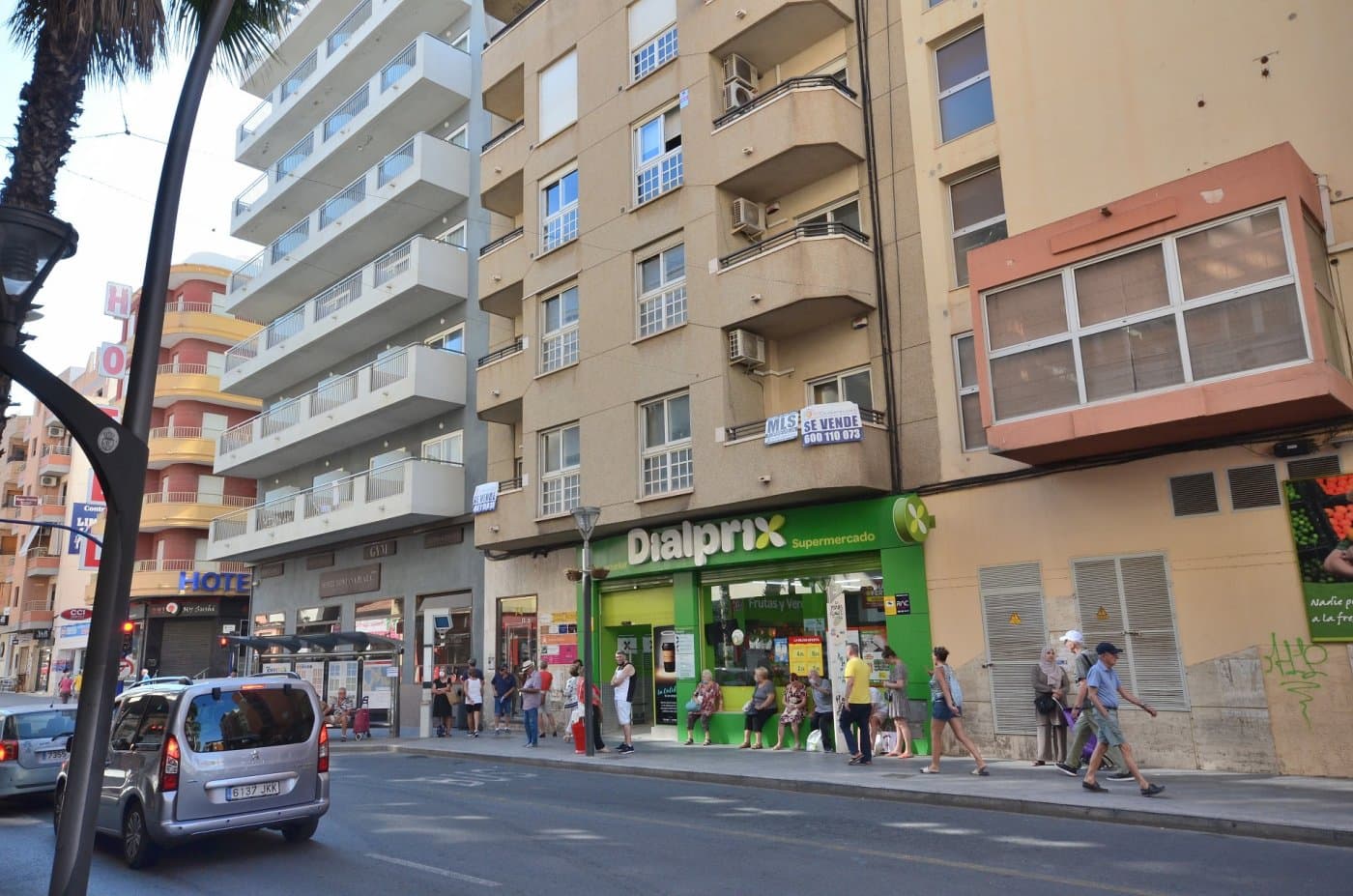 Apartment of about 200 square meters that can be divided into several houses or premises. Located in the center of Torrevieja close to the most important businesses and services in Torrevieja. The apartment has two balconies that overlook Ramon Gallud street, two bathrooms with the possibility of making more and a large terrace in the back. Very acceptable profitability for investors. High monthly returns.
