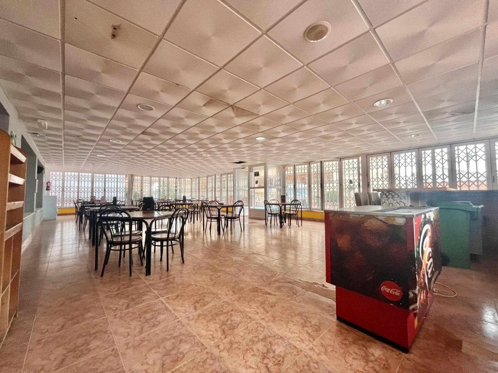 Commercial premises for sale, located in the Cabo Cervera area. One block from the famous Playas de Torrevieja hotel and just 100 meters from the sea and a 10-minute walk from Playa de la Mata. It has an area of ​​300m². It has two huge living rooms and a kitchen that practically connects with both spaces. In addition, it has an outdoor terrace of more than 15m². For more information do not hesitate to contact us as soon as possible.