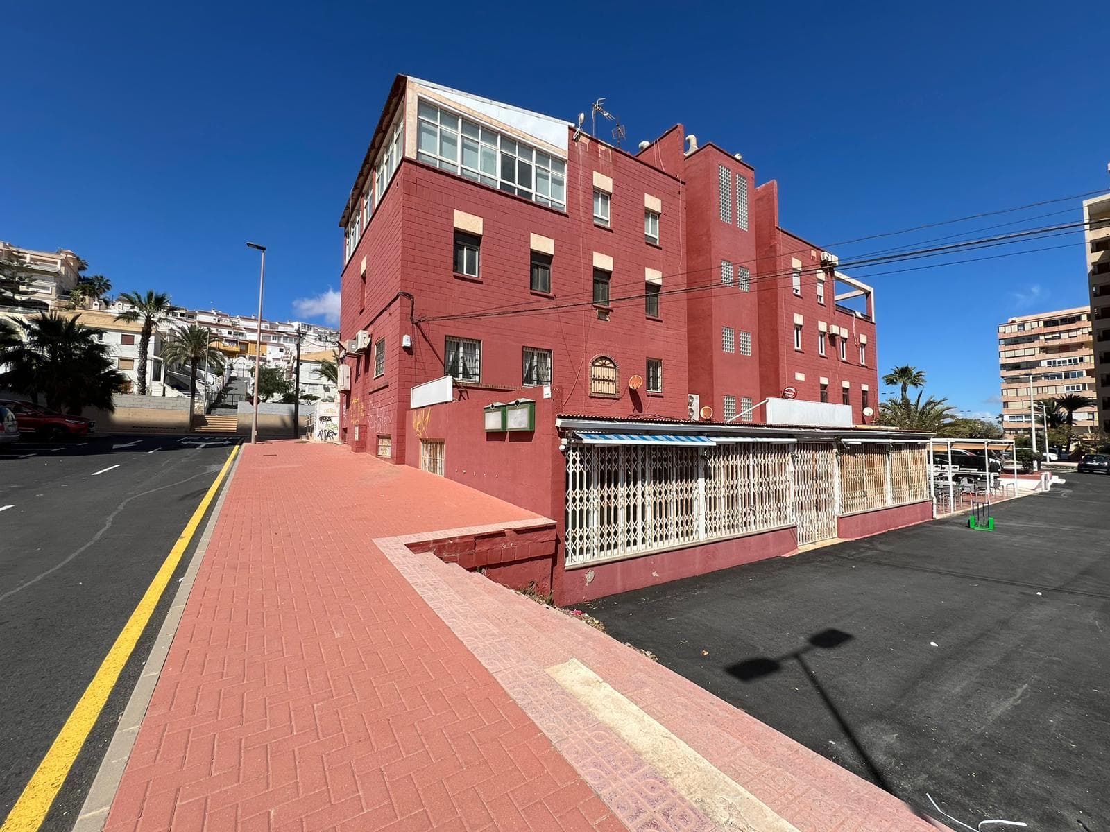 Local Comercial en venta, ubicado en la zona de Cabo Cervera. A una calle del famoso hotel Playas de Torrevieja y tan solo 100 metros del mar y a 10 minutos andando de la Playa de la Mata.  Tiene superficie de 300m². Cuenta con dos enormes salones y una cocina que conecta de forma práctica con ambos espacios. Además, dispone de una terraza exterior de más de 15m². Para más información no dude en contactar con nosotros lo antes posible.