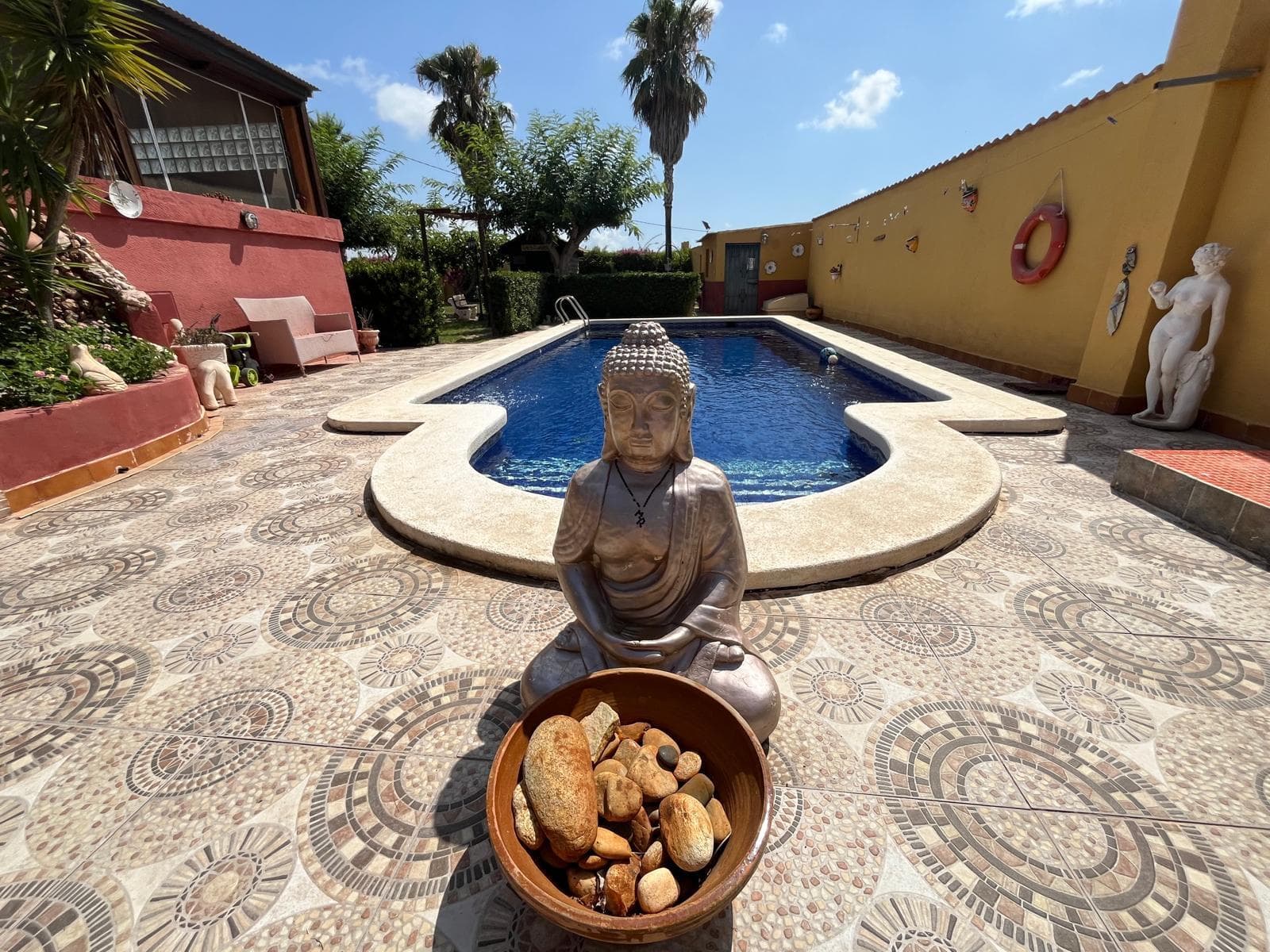 Discover your new home in Dolores, in the exclusive area of ​​Camino de la Cebada! This impressive detached villa offers you 283 m² of constructed area on a vast plot of 4,430 m². With an 80 m² living-dining room, 5 large double bedrooms and 6 bathrooms (including a toilet), this property is ideal for large families or those looking for space and comfort. The house, built in 1998, is in excellent condition and is equipped with all modern comforts: air conditioning, hot/cold pump heating, built-in wardrobes and a fully furnished kitchen. In addition, it has a storage room for additional storage and a pergola perfect for enjoying afternoons outdoors. The exterior is simply spectacular. Enjoy your own private oasis with a swimming pool, a tree-filled garden and a barbecue area ideal for family gatherings. The property also includes a garage and additional parking, ensuring sufficient space for several vehicles. Located near medical centers, parks and supermarkets, this home offers the perfect combination of tranquility and convenience. Don't miss the opportunity to live in this residential paradise. Contact us today for more information and to schedule a showing!