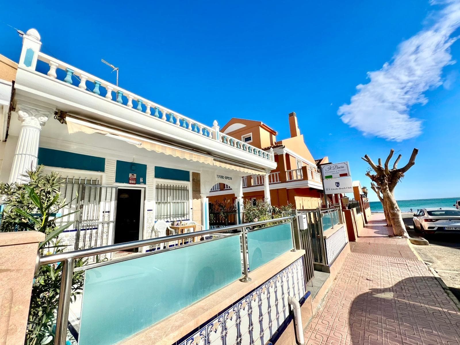 ¡Vive a un paso del mar en una ubicación privilegiada! Este encantador chalet adosado, situado en segunda línea de la playa de La Mata (Torrevieja), ofrece una oportunidad única para disfrutar del estilo de vida mediterráneo con total comodidad y tranquilidad. La vivienda cuenta con: - 3 amplios dormitorios y 1 baño. - 80 m² interiores, distribuidos de manera funcional y acogedora. - Impresionante terraza de 110 m², perfecta para relajarte, tomar el sol o disfrutar de veladas al aire libre. - Orientación sur, que garantiza luz natural durante todo el día. Una de sus principales ventajas es su privacidad: sin vecinos arriba y con una orientación a 3 caras, lo que brinda mayor independencia, luminosidad y disfrutar de la brisa marina. Desde la terraza, podrás disfrutar de vistas al mar, haciendo de cada momento un placer para los sentidos. Además, la propiedad incluye un garaje cerrado en el precio, un lujo imprescindible en una zona tan demandada. Todo esto en una ubicación inmejorable: a solo unos pasos de la playa de La Mata, con todos los servicios cercanos, pero lo suficientemente retirada para disfrutar de la tranquilidad y el entorno natural. No dejes pasar esta oportunidad única. ¡Contáctanos para más información o para visitar tu futuro hogar junto al mar!