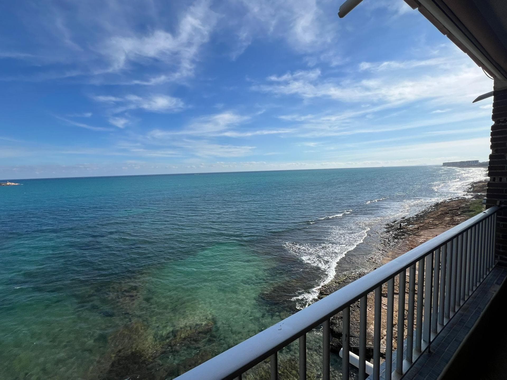 Located on the fifth floor of a building with an elevator, this cozy apartment offers stunning sea views from its large balcony, ideal for relaxing and enjoying the sea breeze. Unbeatable location: Just a step away from Playa de los Náufragos and with all services at hand. The Dialprix supermarket is just a few meters away, so you won't need a car to do your shopping. Features: 81 m² built 3 bright bedrooms 1 full bathroom Large balcony with spectacular views Excellent location close to the beach and services If you are looking for a home by the sea or an excellent investment on the Costa Blanca, this apartment is for you!