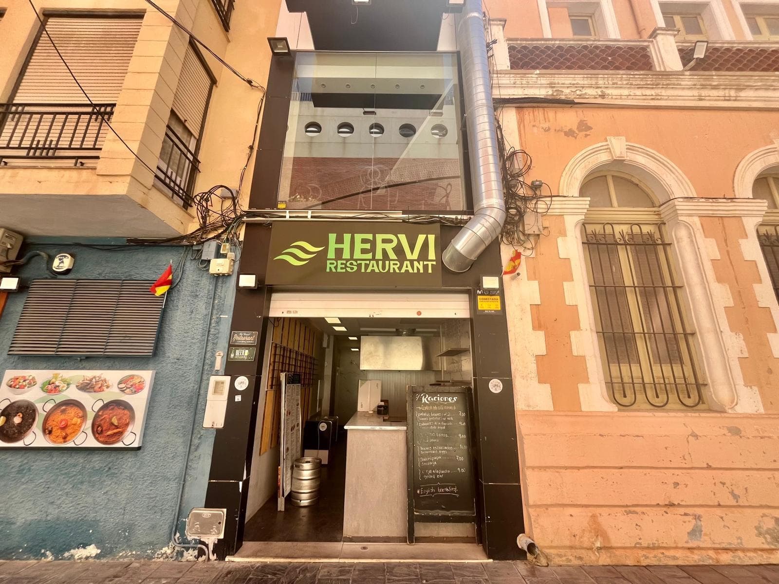 Ubicación inmejorable: En plena zona peatonal, justo frente al emblemático mercado de abastos "La Plasa", a solo unos pasos del nuevo puerto, el proyecto más ambicioso de la ciudad. Local de 4 plantas con ascensor, completamente equipado y listo para empezar a operar. Distribución ideal para hostelería u otros negocios de alta facturación:   Planta baja y primera: Espacios comerciales / atención al cliente.   Segunda planta: Cocina profesional equipada, exclusiva para la preparación de alimentos.   Última planta: Almacén espacioso para stock y suministros. Alta facturación garantizada en una de las zonas con mayor tránsito de la ciudad. Disponibilidad: Abril - Octubre (6 meses). Condiciones:   Alquiler total: 15.000 € (por adelantado)   Fianza: 7.000 € (se retornan 3.000 € al finalizar el contrato) Interesados, contactar por privado para más detalles y visitas.