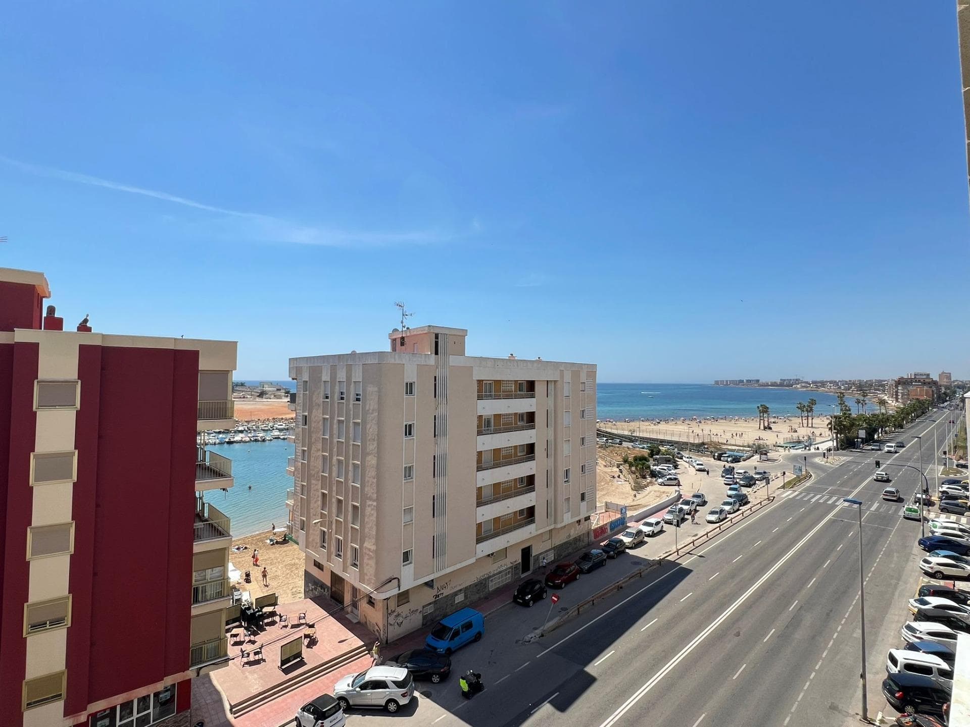 Descubra una oportunidad excepcional de adquirir una vivienda de alto standing, completamente reformada en 2025, en una de las zonas más codiciadas de Torrevieja. A escasos metros de las playas de Acequión y Los Náufragos, este apartamento combina lujo, eficiencia y una ubicación inmejorable. Esta impresionante propiedad ha sido meticulosamente renovada, priorizando la eficiencia energética y el máximo confort. La reforma integral incluye: Aislamiento Superior: Insonorización y aislamiento térmico en techos, suelos y paredes colindantes para un bienestar garantizado. Climatización de Vanguardia: Sistema centralizado de aerotermia para aire acondicionado y agua caliente sanitaria, ofreciendo una eficiencia energética hasta un 70% superior a los sistemas tradicionales. Carpintería de Alta Calidad: Todas las ventanas y puertas han sido renovadas para optimizar el aislamiento y la seguridad. El apartamento, de generosa superficie, cuenta con tres dormitorios y dos baños completos. Se entrega totalmente amueblado con mobiliario de diseño contemporáneo y electrodomésticos de primeras marcas como SIEMENS, listo para entrar a vivir. Disfrutará de un amplio y luminoso salón, una cocina moderna y totalmente equipada, y una decoración actual que aporta un ambiente elegante y acogedor. Además, la propiedad incluye un garaje cerrado con cómodo acceso desde la calle principal, un valor añadido excepcional en esta zona privilegiada. Desde la vivienda, podrá deleitarse con maravillosas vistas al mar, que complementan una ubicación céntrica con acceso inmediato a supermercados, restaurantes, farmacias y transporte público. Este es un hogar ideal tanto para residencia habitual como para unas vacaciones de ensueño junto al mar, combinando lujo, eficiencia y una ubicación insuperable. Le invitamos a contactarnos para más detalles o para concertar una visita personalizada. Estaremos encantados de atenderle.