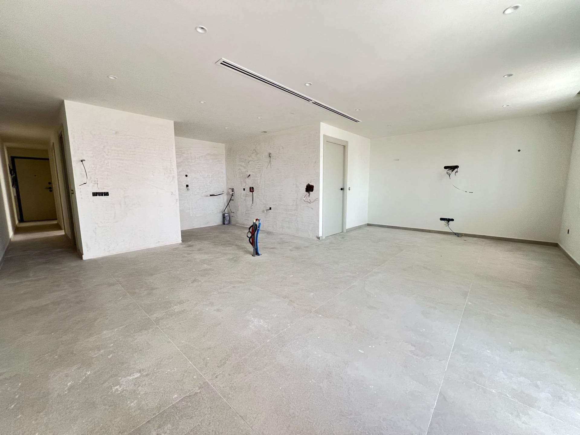 Presentamos esta impresionante vivienda completamente reformada en 2025, ubicada en una de las mejores zonas de Torrevieja, a escasos metros de las playas de Acequión y Los Náufragos. Un hogar ideal tanto para vivir todo el año como para disfrutar de unas vacaciones de ensueño junto al mar. La propiedad destaca por su amplitud y luminosidad, con una superficie generosa distribuida en tres dormitorios, dos baños completos, y una moderna cocina equipada con electrodomésticos de primeras marcas. El salón, amplio y acogedor, se integra perfectamente con una cuidada decoración y mobiliario de estilo actual, ofreciendo un ambiente elegante y confortable. Entre sus muchas calidades, cuenta con un sistema de aerotermia de alta eficiencia, aire acondicionado central, y un excelente aislamiento térmico y acústico en suelos, techos y paredes, que garantizan confort durante todo el año. Además, incluye un garaje cerrado en el mismo edificio, algo muy valorado en la zona. Ubicado en una zona privilegiada, cerca de todos los servicios como supermercados, restaurantes, farmacias y transporte público, esta vivienda ofrece también unas maravillosas vistas al mar, aportando un valor añadido difícil de encontrar. No dejes pasar esta oportunidad única de adquirir una vivienda de alto nivel, lista para entrar a vivir, en una ubicación inmejorable.