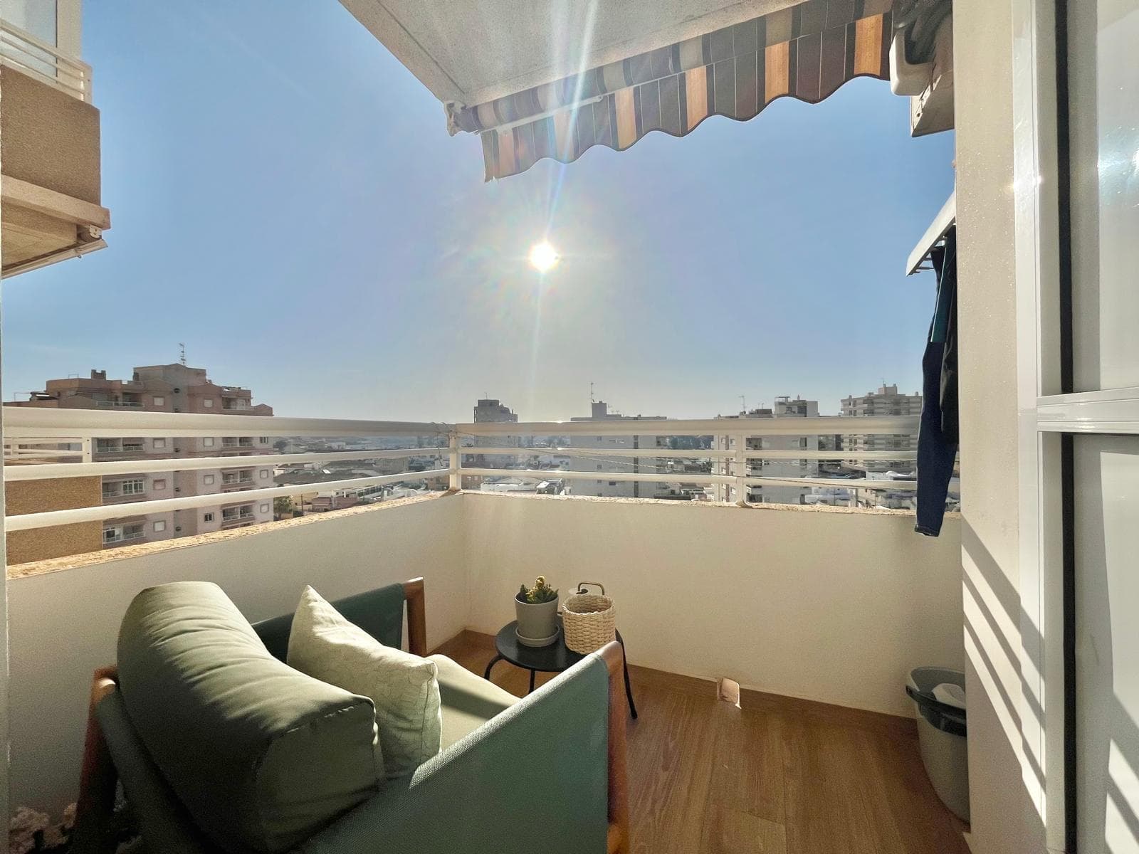 Te presentamos este precioso apartamento situado en una séptima planta con vistas panorámicas y una agradable vista parcial al mar. Ubicado a tan solo 20 minutos a pie de la Playa de los Locos y cerca de todos los servicios, es ideal tanto como residencia habitual como para vacaciones. La vivienda cuenta con 2 habitaciones, un baño completo y aseo en suite, y ha sido completamente reformada en 2022 con materiales de alta calidad y un diseño actual y elegante. Entre las mejoras destacan:   Ventanas climalit oscilobatientes de doble cristal   Suelos porcelánicos imitación madera   Paredes lisas   Aire acondicionado centralizado   Puerta de seguridad El apartamento se vende sin amueblar. Los muebles no estan incluidos. La comunidad ofrece amplias y cuidadas zonas verdes y dispone de dos piscinas comunitarias para disfrutar del clima mediterráneo. Existe la posibilidad de alquilar una plaza de aparcamiento comunitaria por 500 €/año. Con una excelente orientación sureste, esta propiedad destaca por su luminosidad y confort durante todo el año.