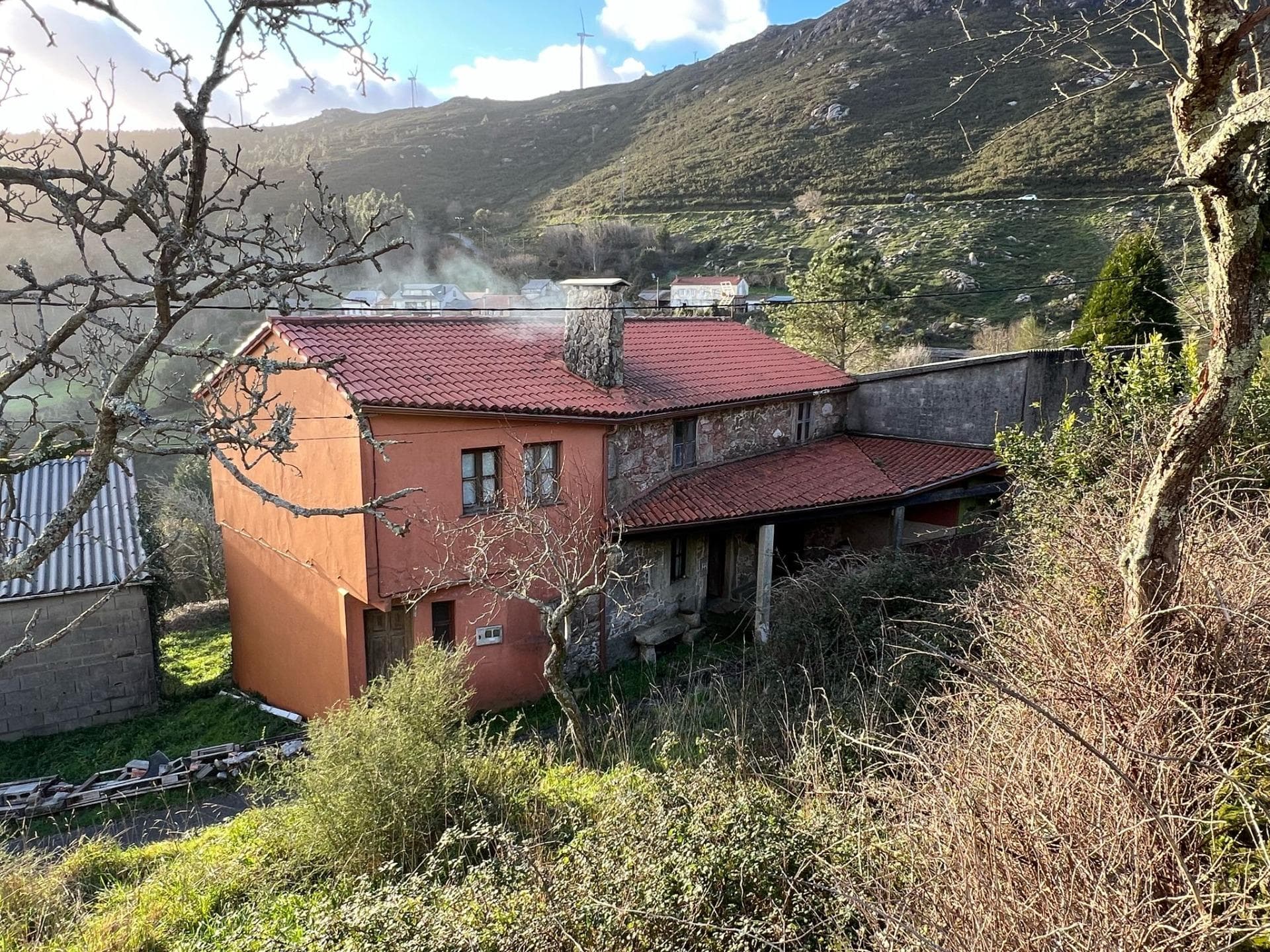 3. Rustic House → Country house in Rianxo, O Arano area, 200.00 m2 of surface area, 2000 m2 of plot, 20.00 m2 of terrace, 2 double bedrooms and 3 single bedrooms, 2 bathrooms, property in good condition, equipped kitchen, interior woodwork, east-west exposure, rustic flooring, exterior woodwork. Extras: heating, fireplace, double garage, garden, bright, bay window, furniture, TV, high ceilings, terrace, trees, mountain, rural, unobstructed views, garage included, parking included Sale: €160,000