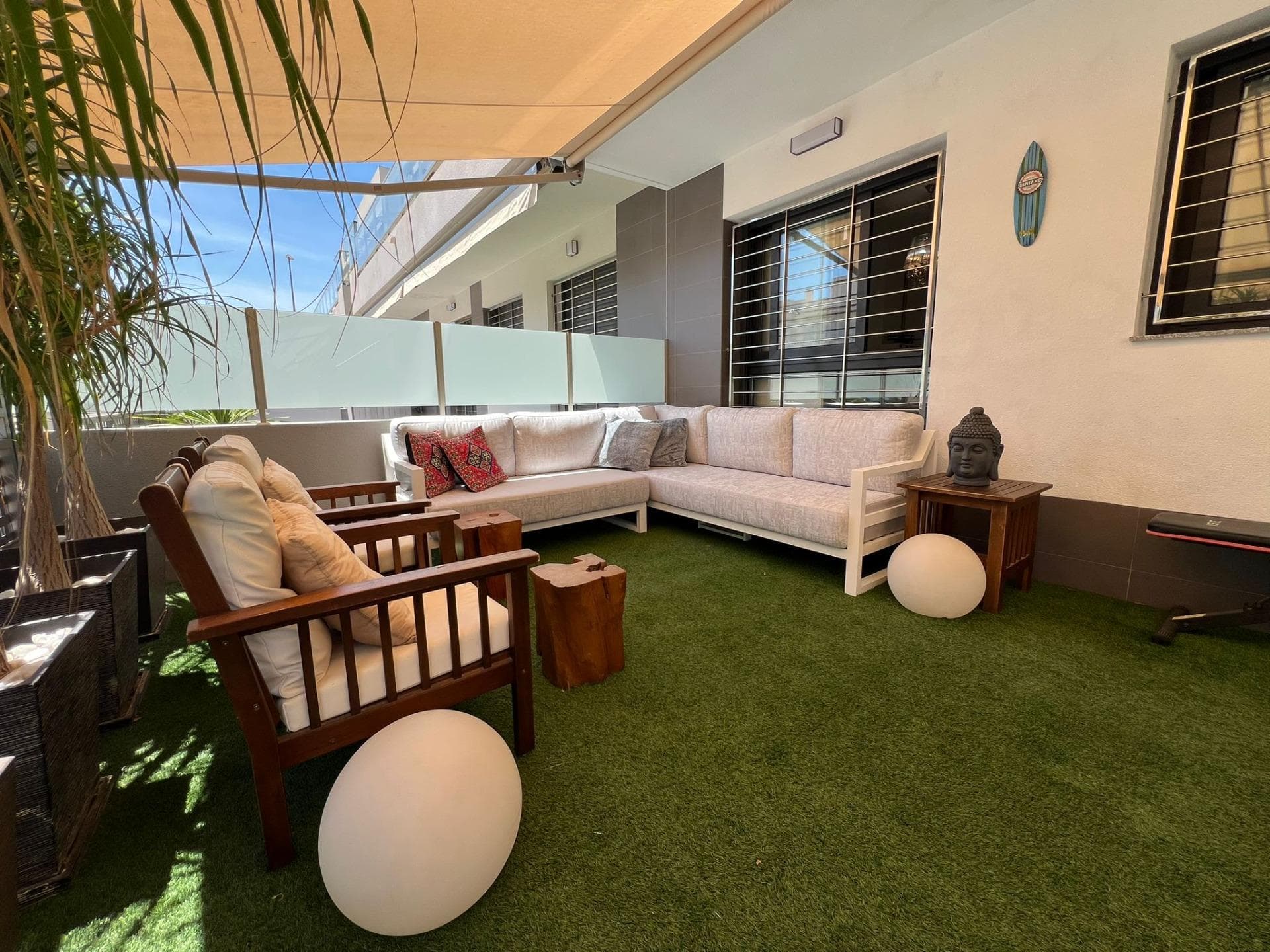 We present an excellent opportunity to acquire a ground-floor bungalow in the desirable area of ​​Pueblo Latino, Pilar de la Horadada. This ready-to-move-in property combines comfort and a Mediterranean lifestyle, offering an ideal solution for both a permanent or vacation home. Property Highlights: Space and Layout: With 70 m² of living space, the bungalow has 2 bedrooms and 2 bathrooms, providing a functional and comfortable design. Private Outdoor Area: It has a generous 40 m² terrace and garden, ideal for enjoying the sunny weather and outdoor recreation. Finishes and Equipment: Fully equipped kitchen. Porcelain floors and interior woodwork. Aluminum exterior carpentry with thermal break, optimizing insulation. Equipped with air conditioning, an alarm, and built-in wardrobes. Sold furnished, including a television. Brightness: The design ensures excellent natural light. Community and Strategic Location: Community Pool: Access to a community pool, perfect for relaxing and enjoying yourself. Parking Included: Greater convenience and security for your vehicle. Complete Surroundings: Located in an established residential area with green areas and playgrounds, and with easy access to buses, shopping centers, medical centers, hospitals, and golf courses. Just minutes from the coast, it's ideal for those seeking proximity to the beaches. This bungalow offers a perfect combination of comfort, amenities, and an unbeatable location in a quiet area with all amenities. We invite you to contact us for more information or to schedule a viewing. We will be happy to assist you.