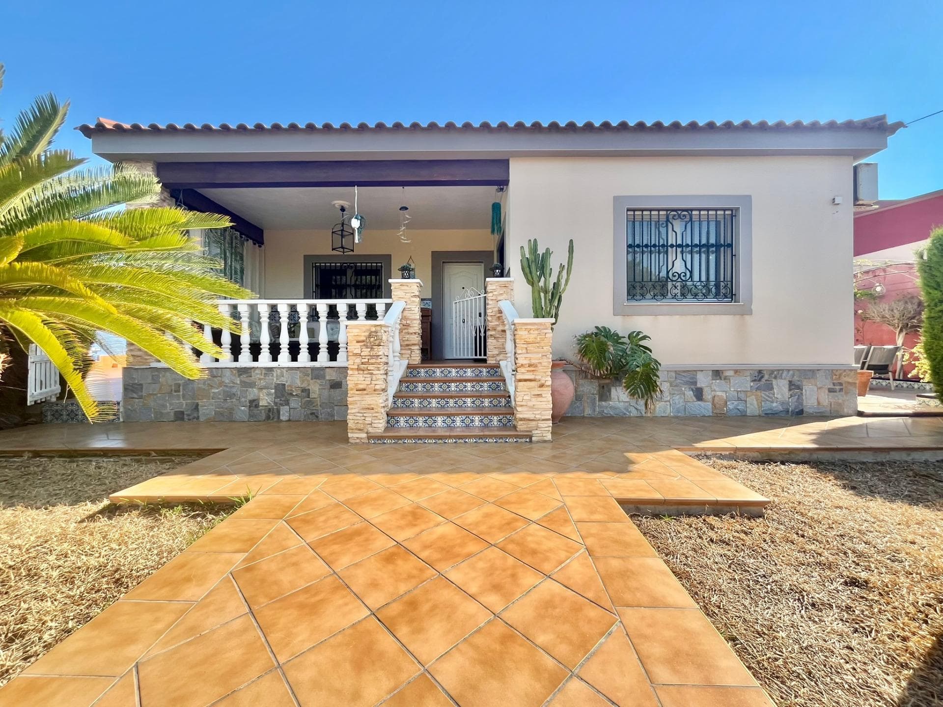 We present this beautiful villa located in the peaceful and sought-after area of Los Balcones, just steps away from Torrevieja Hospital and only a few minutes' drive from the stunning beaches of Torrevieja and the exclusive Orihuela Costa—where the sea and sun are part of everyday life. The property sits on a spacious 800 m² plot, fully landscaped with natural grass, garden areas, and a charming rustic-style barbecue zone—perfect for enjoying outdoor living with family and friends. The house offers 180 m² of built area, featuring a large living room with fireplace, an independent and generously sized kitchen, and very spacious bedrooms, including a master suite with private bathroom. Built-in wardrobes provide ample storage, and the property includes air conditioning, solar panels for hot water, and a propane tank. There is also a closed garage and plenty of space for parking on the plot. The plot offers more than enough space to build a private swimming pool, ideal for enjoying the Mediterranean climate. There's also the possibility of adding a second floor, which would provide breathtaking views of the pink salt lake of Torrevieja and the sea. A property with great potential, located in a well-established and quiet residential area—perfect as a permanent home or investment opportunity. Come and discover all that this villa has to offer. A unique opportunity in the heart of the Costa Blanca.