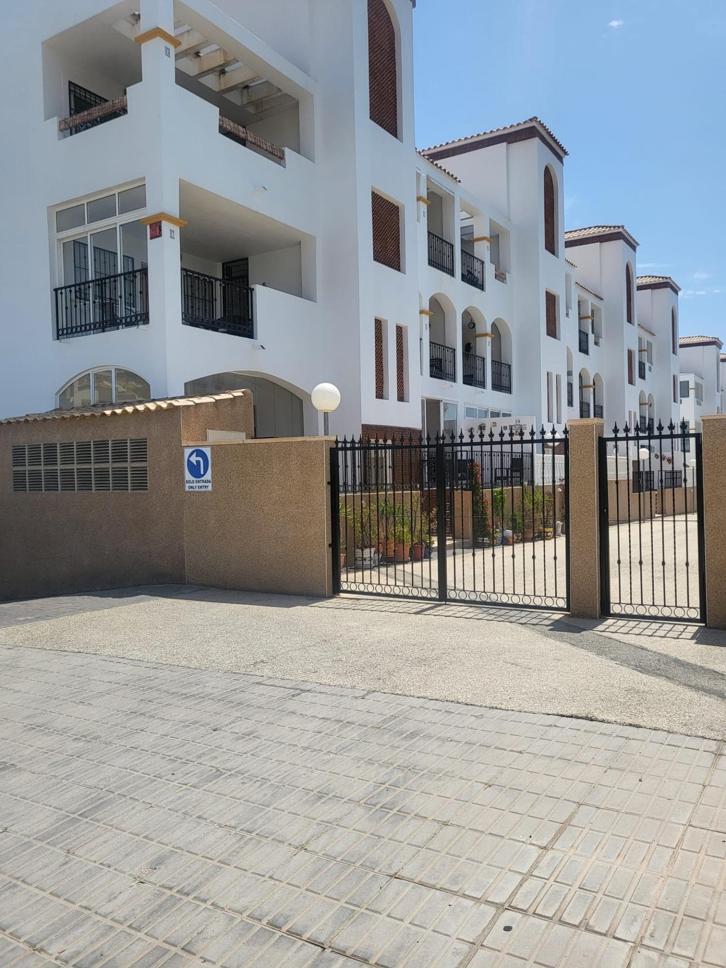 Located in the exclusive area of ​​Punta Prima - Los Altos, Orihuela Costa, this garage available for rent is perfect for those seeking a practical and secure solution for parking their vehicle. Competitively priced at just 70 euros per month, this property offers a usable area of ​​13 square meters that adapts to a variety of needs. Its strategic location within the La Ciñuelica development guarantees easy access to local amenities and nearby recreational areas. Ideal both as a personal space and as an additional investment due to the high demand in the area. Don't miss this unique opportunity; contact us today for more information on how you can secure this valuable space.