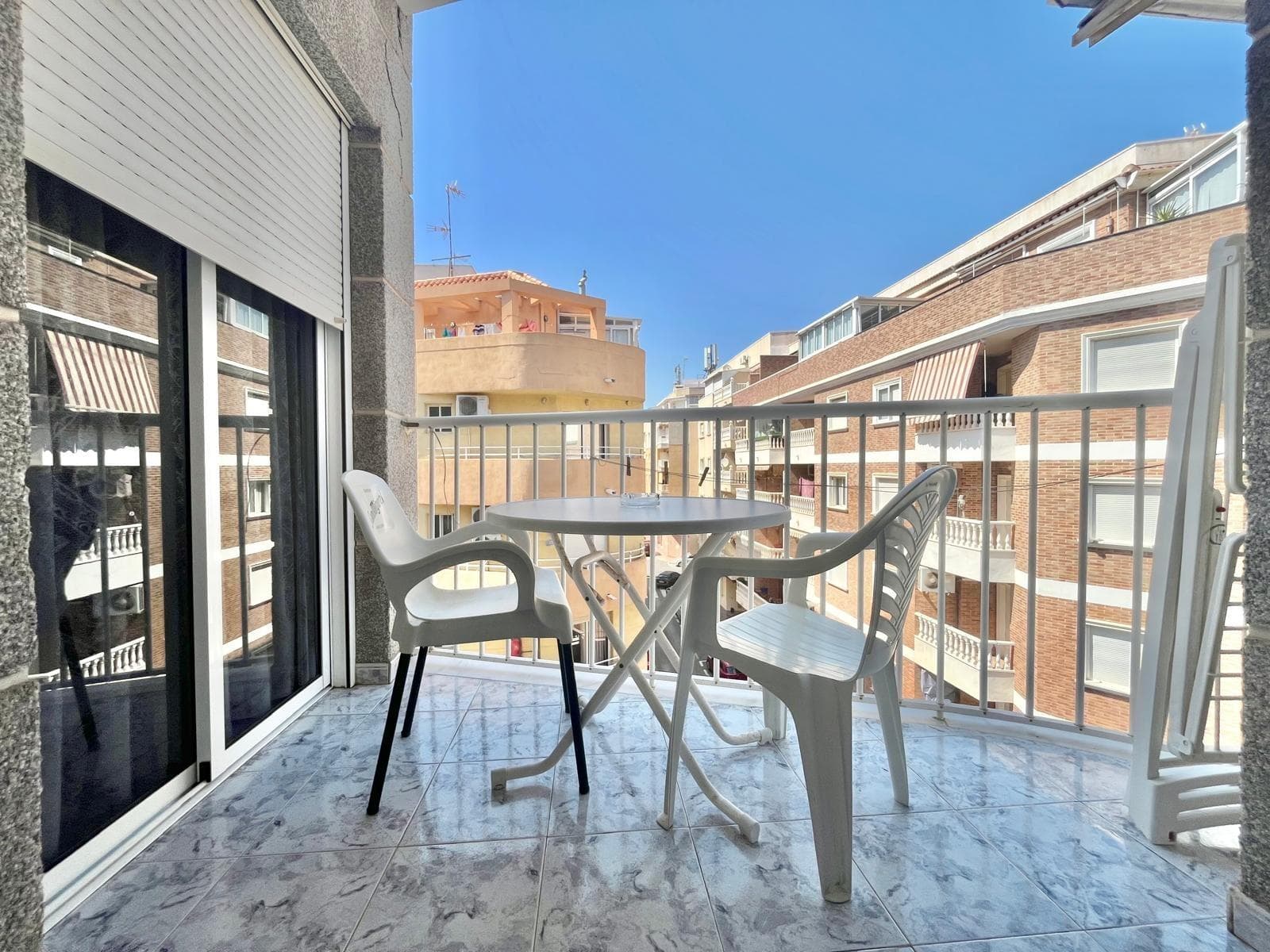 Se vende este acogedor piso en cuarta planta, situado en una esquina, lo que le aporta una excelente ventilación cruzada y mucha luz natural. Ubicado a solo 5 minutos a pie de la popular Playa del Cura, donde podrás disfrutar del paseo marítimo, chiringuitos, aguas tranquilas y el ambiente costero durante todo el año. La vivienda cuenta con un balcón acogedor, perfecto para disfrutar del aire libre, leer un libro o tomar algo al final del día. Además, está equipada con ventiladores de techo en el salón y las habitaciones, lo que garantiza frescura y confort durante los meses más cálidos. Ideal tanto para residencia habitual como para escapadas al Mediterráneo o inversión en alquiler vacacional. A un paso de todos los servicios: supermercados, transporte, restaurantes, farmacias y más. Características principales: A solo 500 metros de la Playa del Cura Cuarta planta en esquina Balcón acogedor Ventiladores en todas las estancias Muy luminosa y bien ventilada Una excelente oportunidad para disfrutar de la vida en la costa.