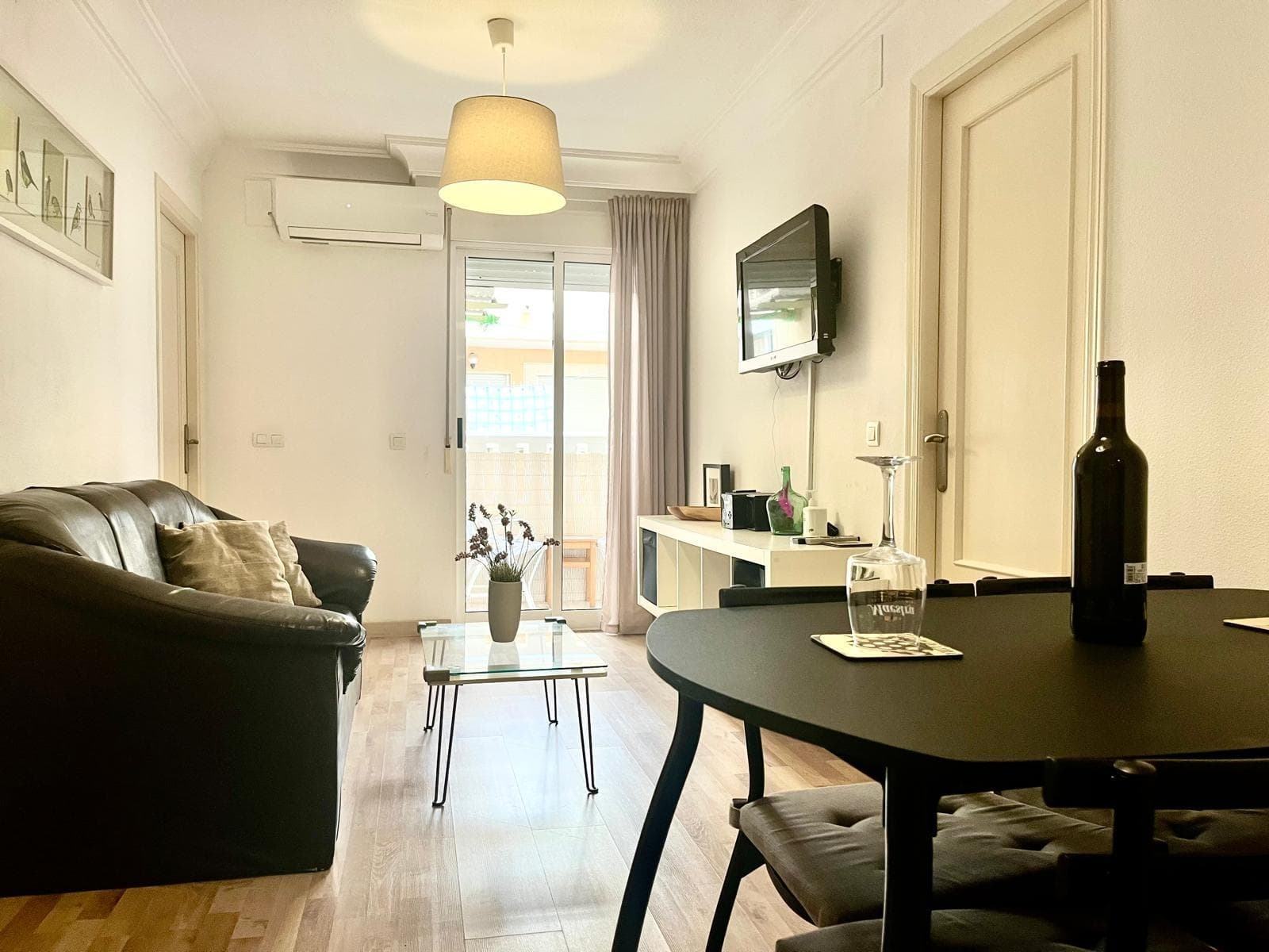 For sale: renovated apartment with a modern style, located just 180 meters from Acequión Beach, one of the most peaceful and family-friendly beaches in Torrevieja. With calm waters and a relaxed atmosphere, it's ideal for year-round living or as a holiday home. Main features: 2 bedrooms 1 full bathroom Equipped kitchen and living room with contemporary design Air conditioning Year of construction: 2002 The apartment features a well-maintained design and quality materials. The area offers all essential services: supermarkets, restaurants, pharmacies, and public transport within walking distance. An excellent opportunity for investment or to establish your home by the sea. For more information or to arrange a viewing, please get in touch.