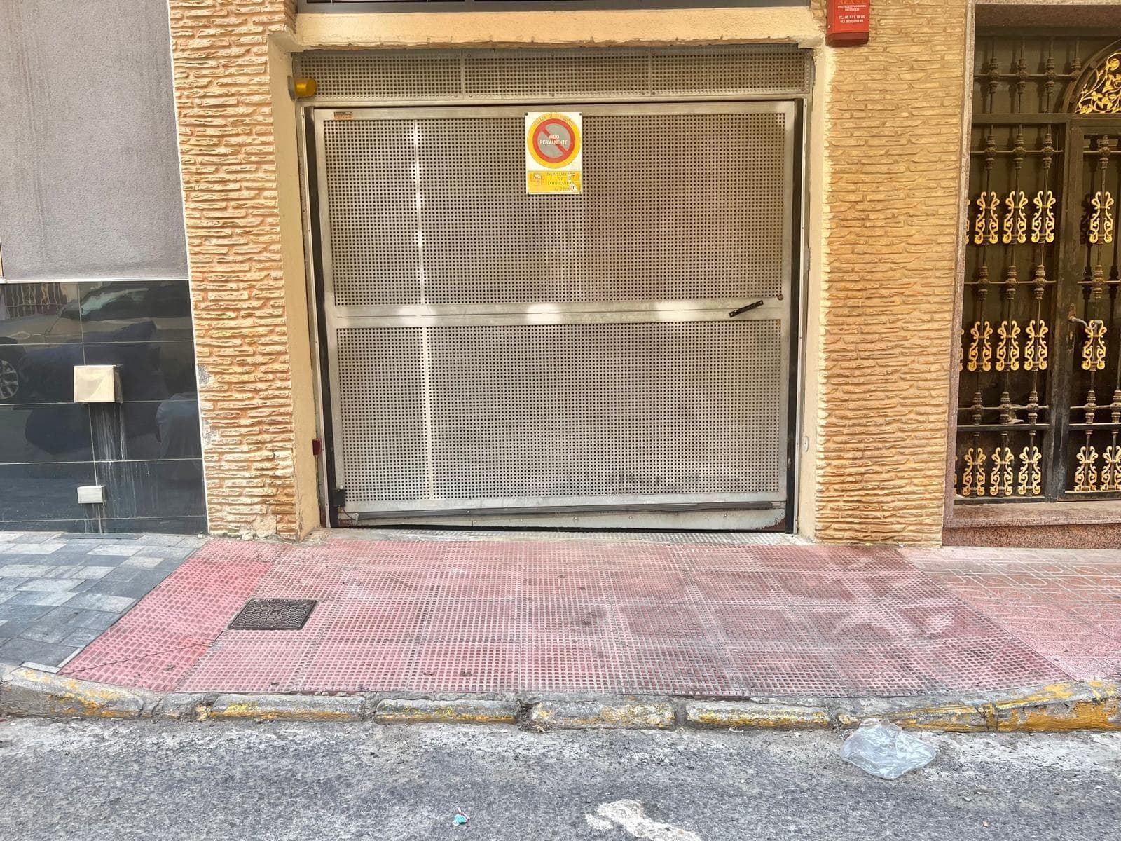We present an excellent opportunity to acquire a detached garage, located in the sought-after area of Habaneras, (Street Arquitecto Larramendi, 8), Torrevieja. With a total usable area of 5 m², this property is in good condition and ready to move into. Its prime location offers easy access to the famous Cura and Los Locos beaches, as well as various local amenities, including shops, restaurants, and essential services. Ideal for both residents and investors looking to secure their vehicle close to the bustling city center without sacrificing convenience or accessibility. Don't miss the opportunity to invest in this functional space where you can protect your car while enjoying the coastal lifestyle that only Torrevieja can offer.
