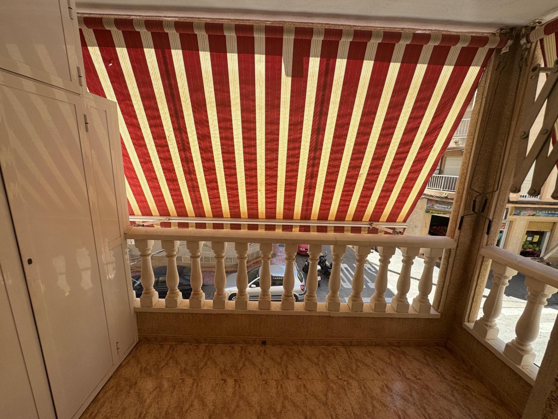 Presentamos este atractivo apartamento situado en la cotizada zona de Habaneras, Torrevieja. Con un precio competitivo de 130,000 euros y una superficie construida de 57 m², esta propiedad es ideal para quienes buscan comodidad y accesibilidad a las principales atracciones locales. El inmueble cuenta con dos habitaciones sencillas que ofrecen luminosidad natural y versatilidad para adaptarse a sus necesidades personales o familiares. Además, dispone de un baño completo funcional que asegura confort diario. Entre los extras destacados se encuentra una plaza de parking privada que soluciona el tema del estacionamiento tan frecuente en áreas urbanas como ésta; así como una encantadora terraza donde podrá disfrutar del clima mediterráneo todo el año., perfectas tanto para relajarse al aire libre como para recibir visitas. La conservación general del edificio no requiere atención inmediata aunque puede necesitar actualizaciones estéticas según su estilo personal.