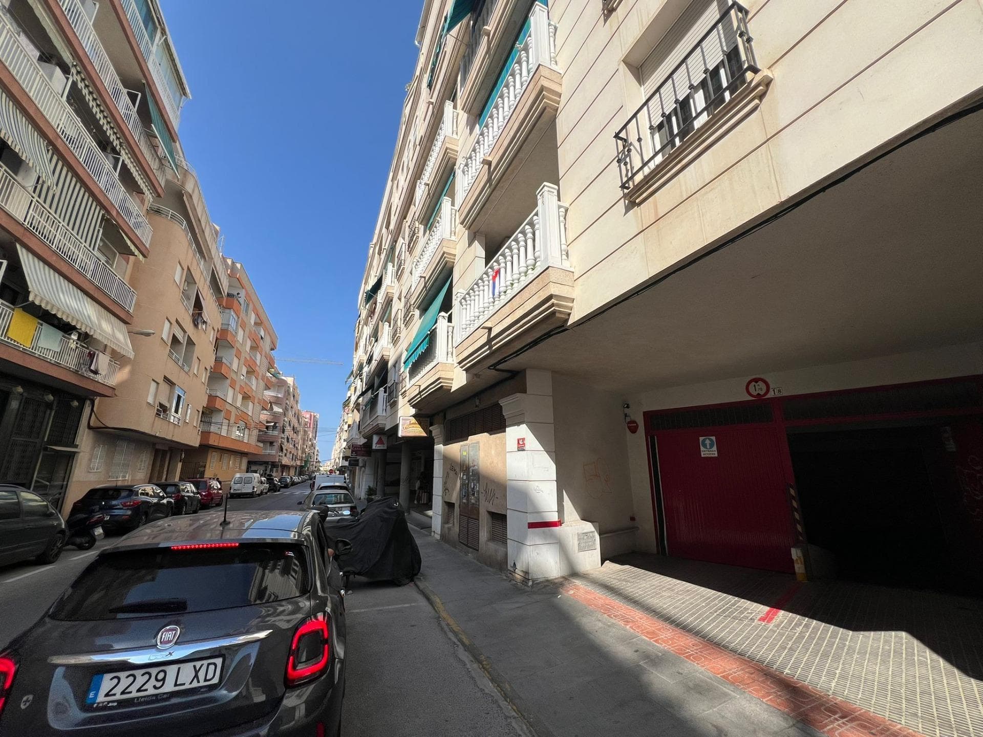 This is an excellent opportunity to acquire a garage near Torrevieja's city center. Attractively priced at just €14,000, this property is in good condition and offers convenient and accessible access to its owners. Located near the popular Playa de los Locos and Playa del Cura, it is ideal for those looking to enjoy the coastal atmosphere without sacrificing urban convenience. This space is specifically designed for a sedan; it is not suitable for very tall vehicles, but is perfect for everyday needs such as secure parking. Don't miss the opportunity to invest in this practical garage that guarantees easy mobility throughout the central area with all services within reach.