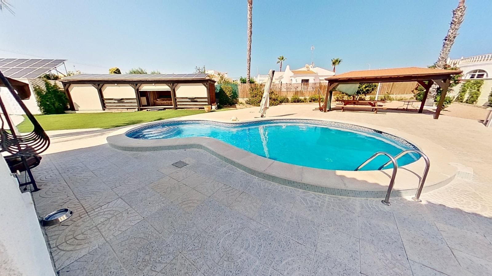 Discover this impressive detached villa located in the prestigious San Luis development in Torrevieja. This property has been completely renovated with high-quality materials and is efficiently distributed over two floors, offering a cozy and modern atmosphere. With a constructed area of 163 m² on a large 1,050 m² plot, the home features four spacious and bright double bedrooms, ideal for enjoying family relaxation or entertaining guests. It also has two carefully designed bathrooms to maximize daily comfort. The home includes private parking within the grounds, adding to the comfort and security offered by this magnificent residence. The location is unbeatable; nestled between the quiet areas of La Siesta, El Salado, and Torreta, yet just minutes from the vibrant town center, where you can find all kinds of services, such as restaurants, local shops, and recreational facilities. Don't miss this unique opportunity: live surrounded by nature without sacrificing modern comforts.