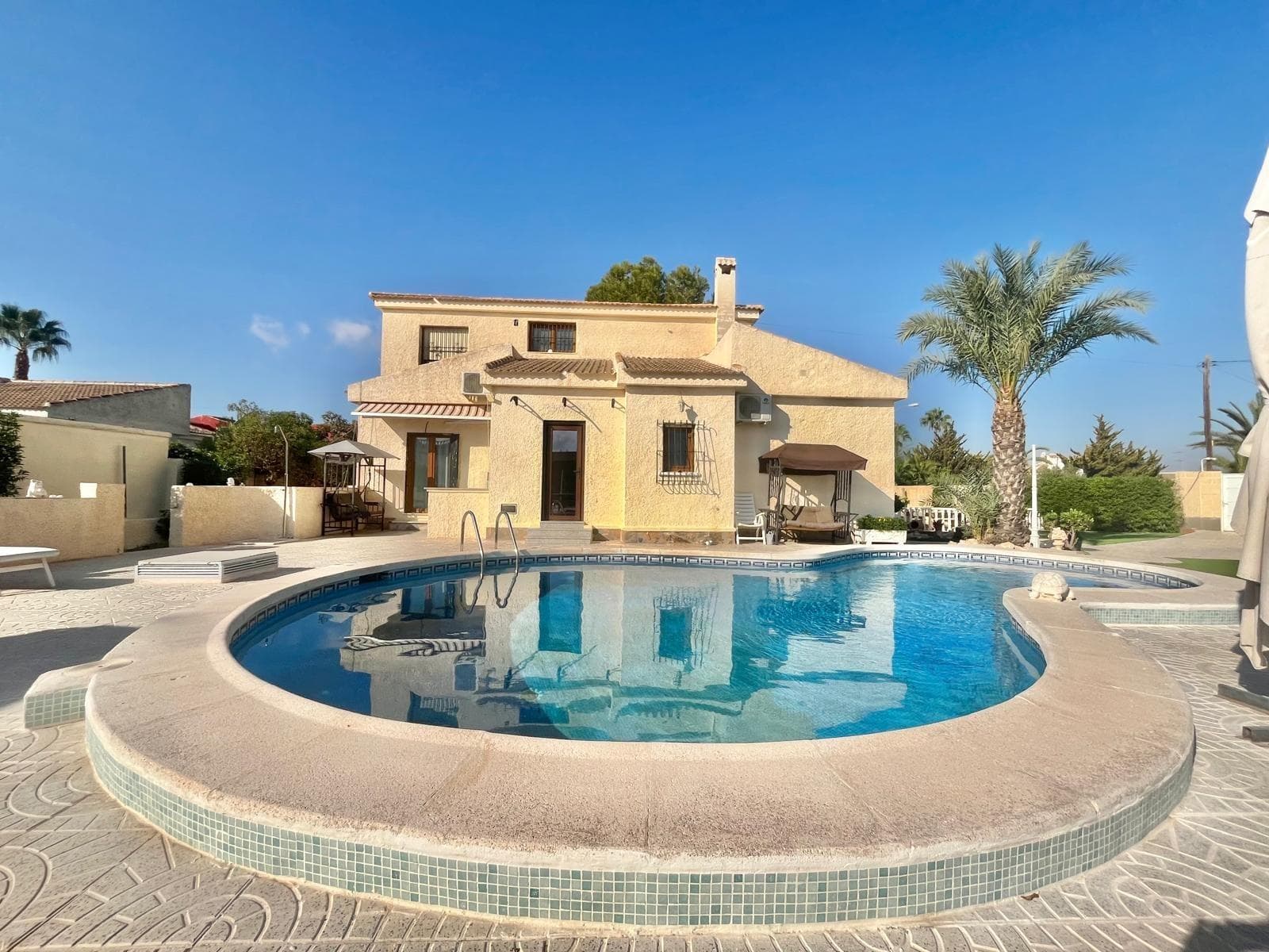 Discover this impressive detached villa located in the prestigious San Luis development in Torrevieja. This property has been completely renovated with high-quality materials and is efficiently distributed over two floors, offering a cozy and modern atmosphere. With a constructed area of 163 m² on a large 1,050 m² plot, the home features four spacious and bright double bedrooms, ideal for enjoying family relaxation or entertaining guests. It also has two carefully designed bathrooms to maximize daily comfort. The home includes private parking within the grounds, adding to the comfort and security offered by this magnificent residence. The location is unbeatable; nestled between the quiet areas of La Siesta, El Salado, and Torreta, yet just minutes from the vibrant town center, where you can find all kinds of services, such as restaurants, local shops, and recreational facilities. Don't miss this unique opportunity: live surrounded by nature without sacrificing modern comforts.