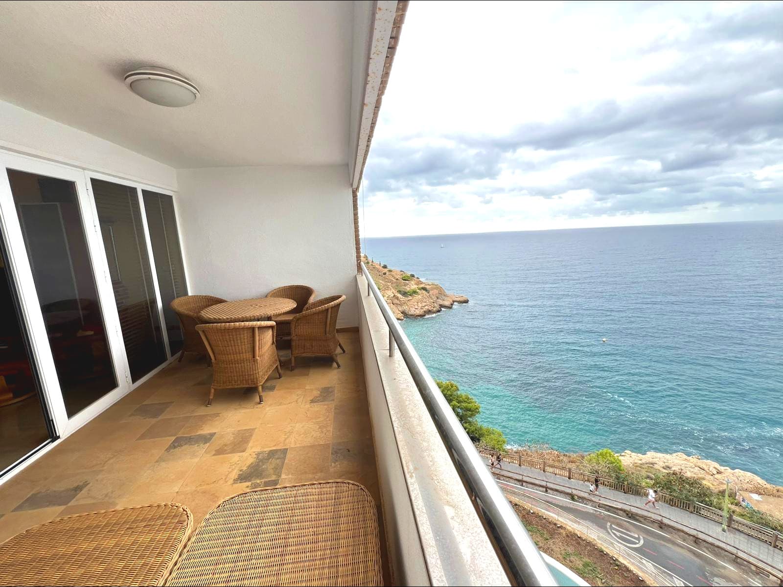 Spacious and Modern Renovated Apartment in the Heart of Rincón de Loix, Benidorm Discover this exceptional renovated apartment located in the coveted area of ​​Rincón de Loix Cruz, a coastal gem that combines comfort and style. With a constructed area of ​​132 m² and a usable area of ​​120 m², this property features three bright double bedrooms, ideal for families or groups. Enjoy all-day sunshine thanks to its south-facing orientation. The property includes two modern full bathrooms for additional comfort. The private 18 m² terrace is perfect for enjoying the Mediterranean climate while relaxing outdoors. The complex features a communal pool surrounded by leafy trees that provide a peaceful setting next to the nearby mountains. In addition, you will have private access to a parking space included in the property offer, adding practical value to your daily life. This apartment not only stands out for its quality construction but also for its location close to both the beach and essential services: supermarkets, restaurants, and public transportation are all within easy reach.